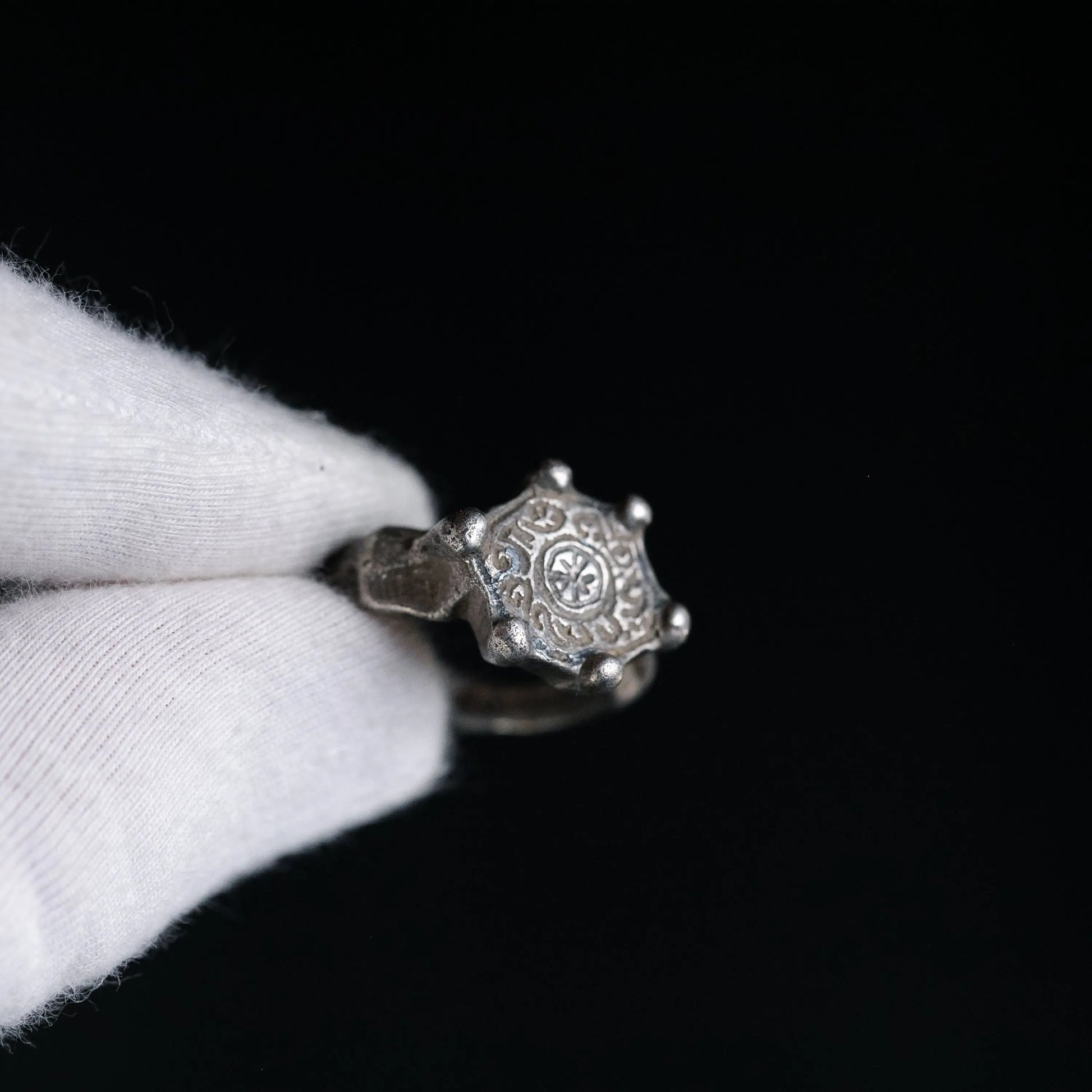 “Eoin” – Viking Silver Signet Ring (10th–11th Century AD) – EU 59 / US 8.5 Aurora Antiqua