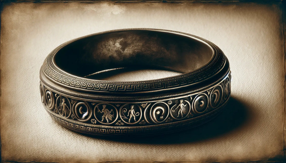 Antiker griechischer Bronze-Ring mit mythologischer Gravur auf hellem Hintergrund im Aurora Antiqua Stil