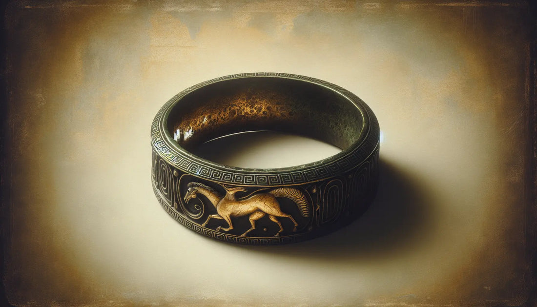 Antiker griechischer Bronze Ring mit Gravur eines mythischen Wesens auf hellem gealtertem Hintergrund