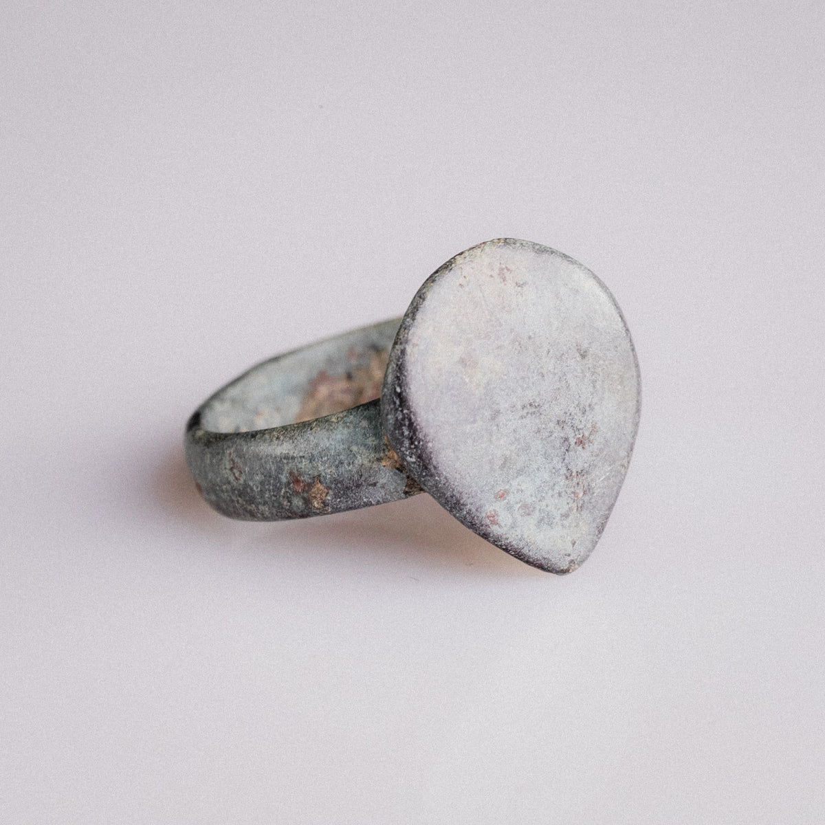 Medieval Bronze Signet Ring 'Scutum' (12th-14th c. AD) EU 57/US 8