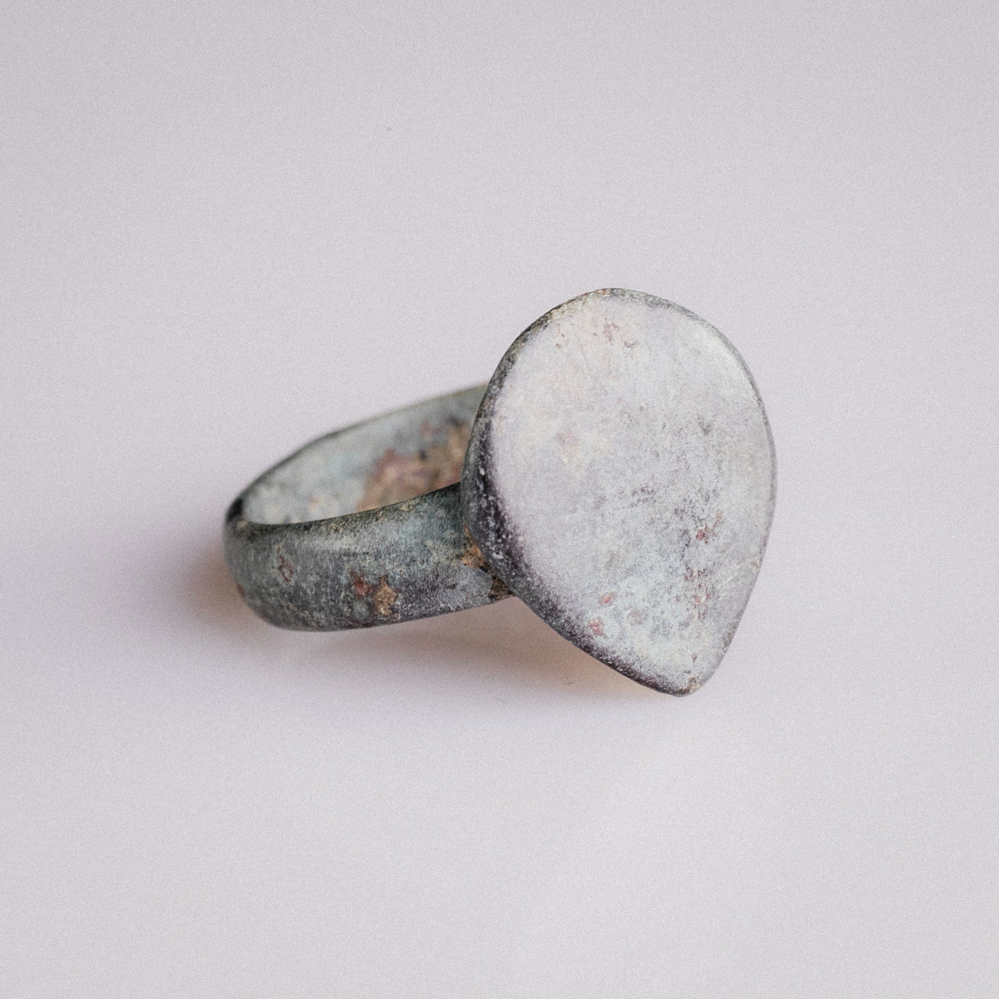 Medieval Bronze Signet Ring with Shield Bezel – “Scutum” (12th–14th century AD) – EU 57 / US 8