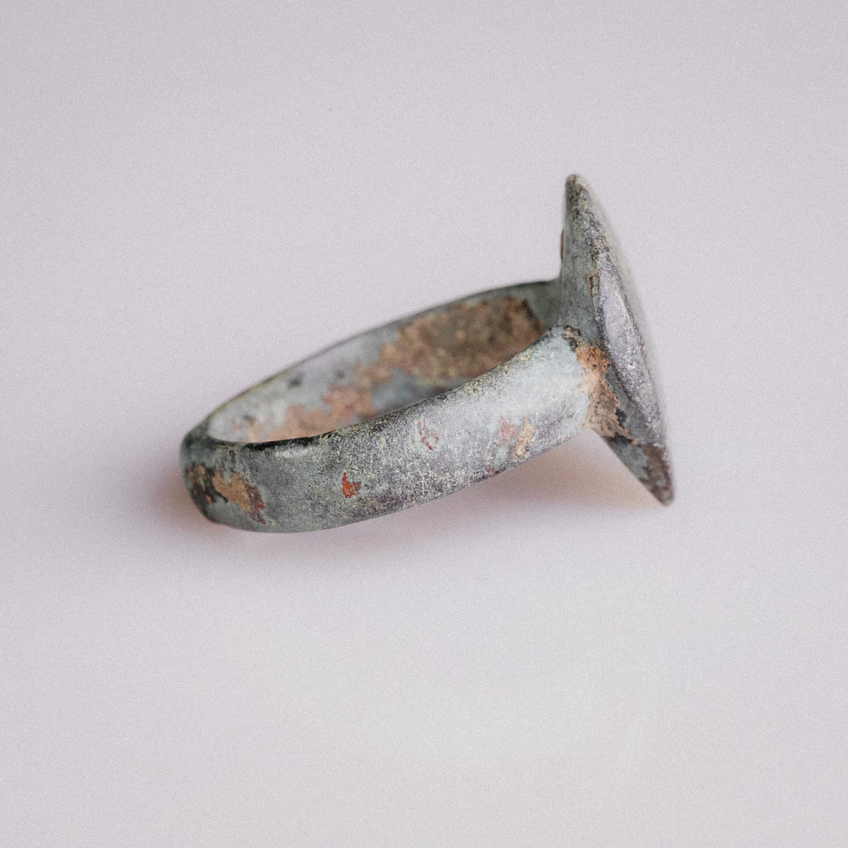 Medieval Bronze Signet Ring 'Scutum' (12th-14th c. AD) EU 57/US 8