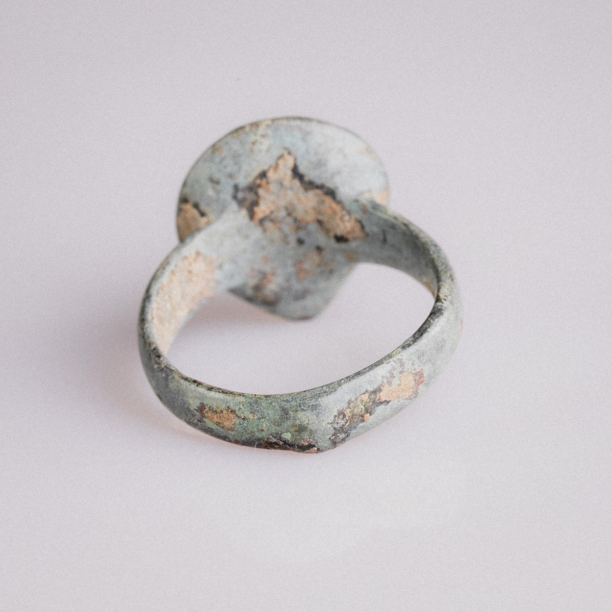 Medieval Bronze Signet Ring 'Scutum' (12th-14th c. AD) EU 57/US 8