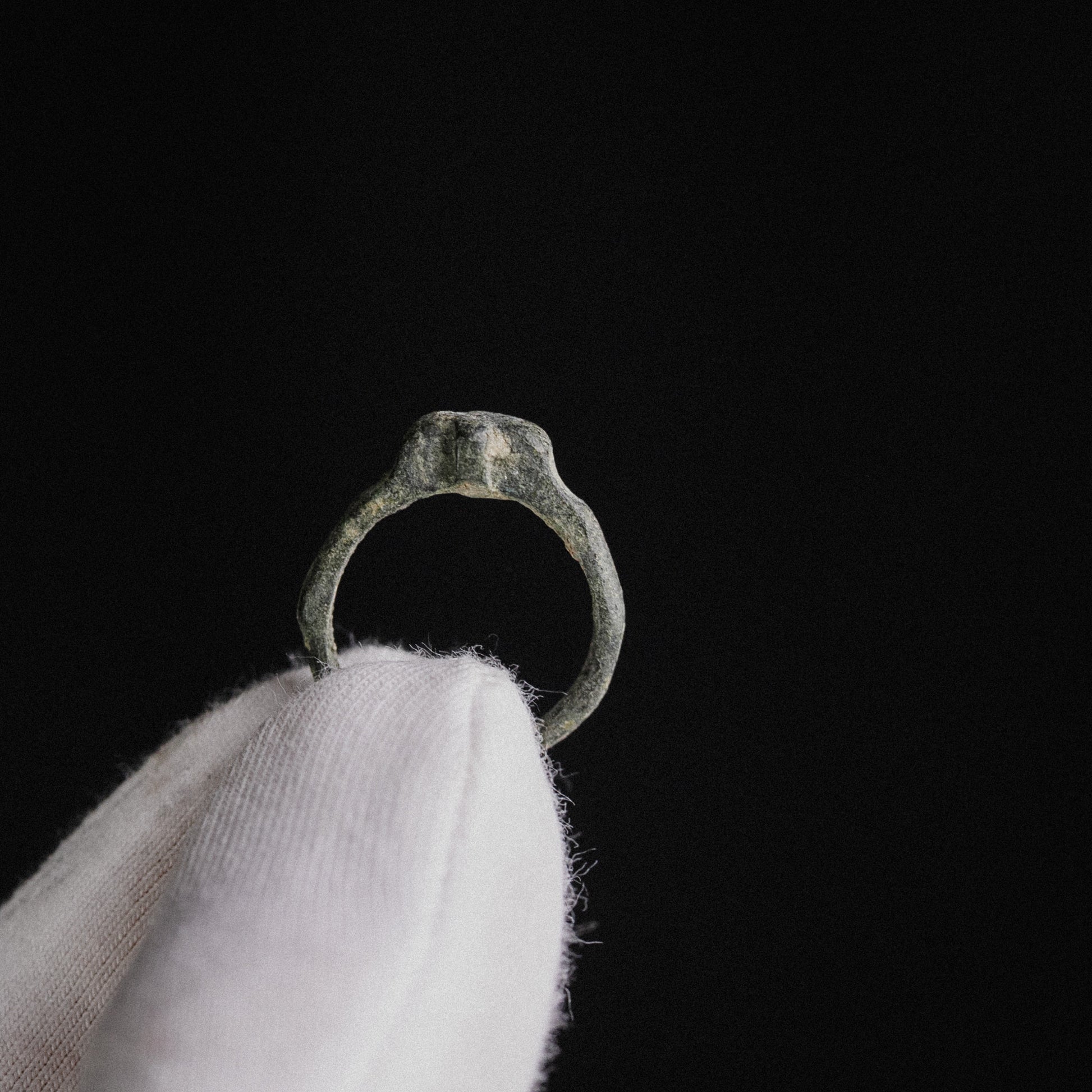 Medieval Bronze Ring with Raised Cross – “Fidelis” (12th–16th century AD) – EU 49 / US 5