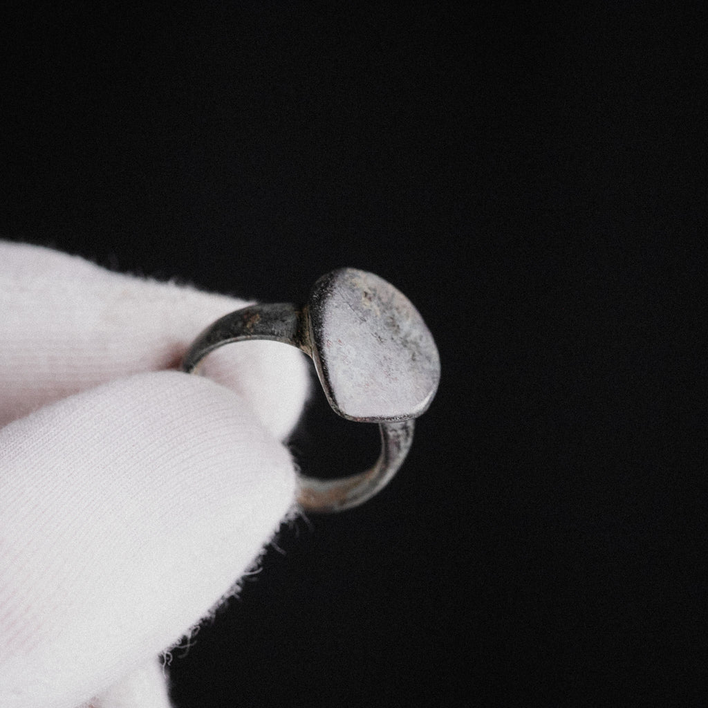 Medieval Bronze Signet Ring with Shield Bezel – “Scutum” (12th–14th century AD) – EU 57 / US 8
