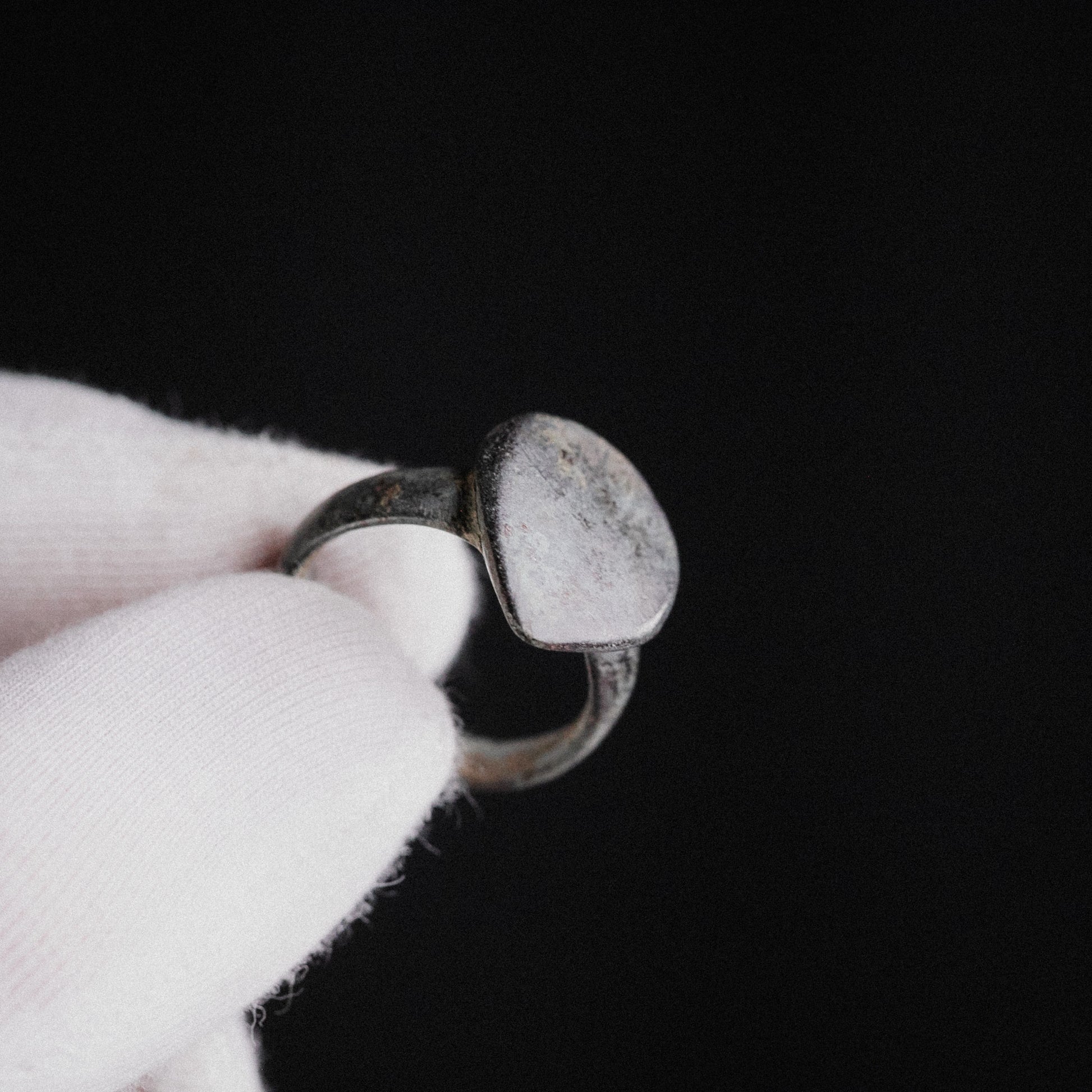 Medieval Bronze Signet Ring with Shield Bezel – “Scutum” (12th–14th century AD) – EU 57 / US 8