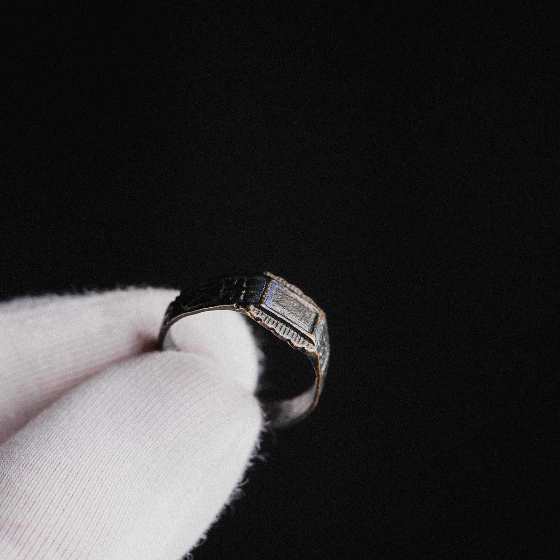 Post Medieval Devotional Ring with Enamelled Cross – “Peregrinus” (17th–18th century AD) – EU 61 / US 9.75