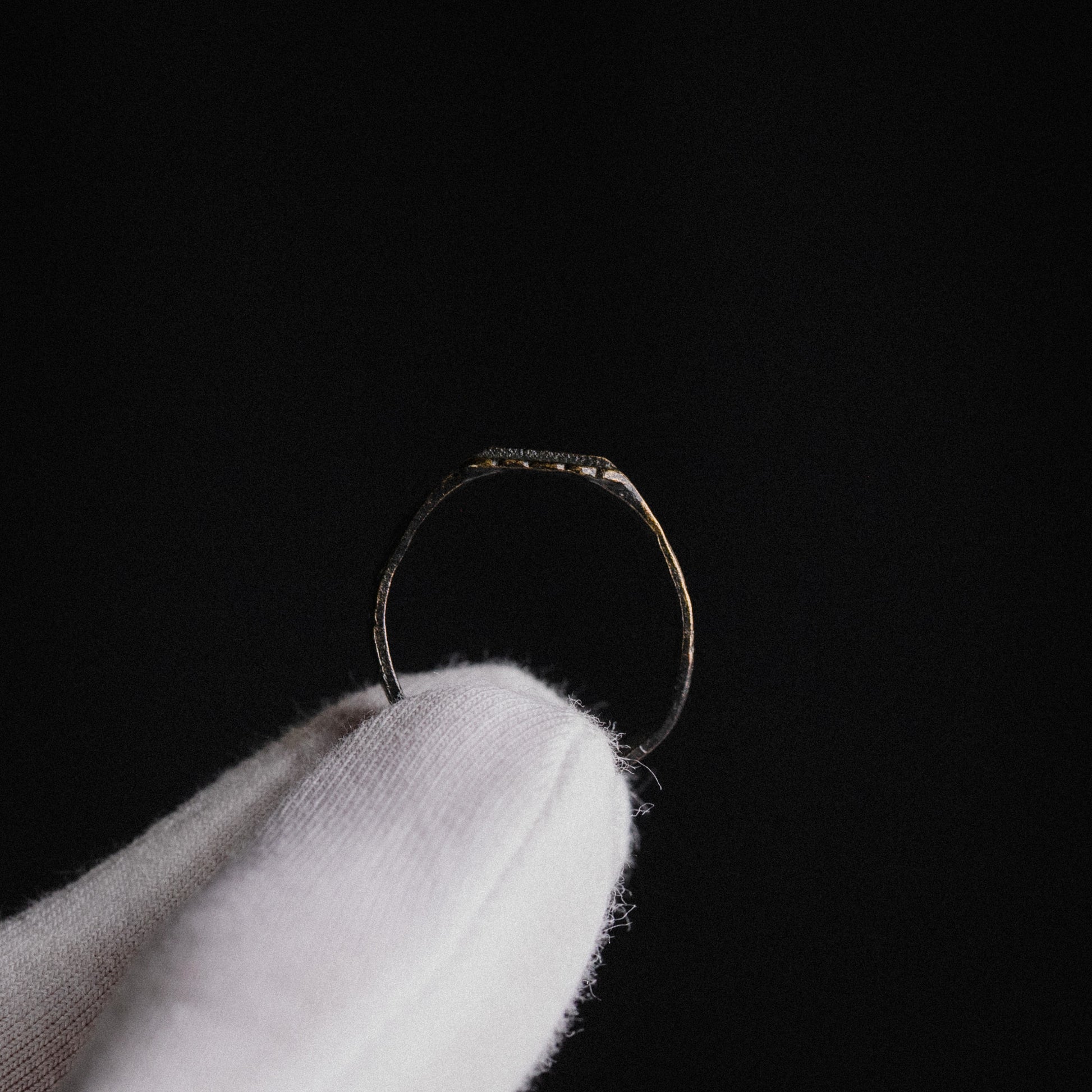 Post Medieval Devotional Ring with Enamelled Cross – “Peregrinus” (17th–18th century AD) – EU 61 / US 9.75