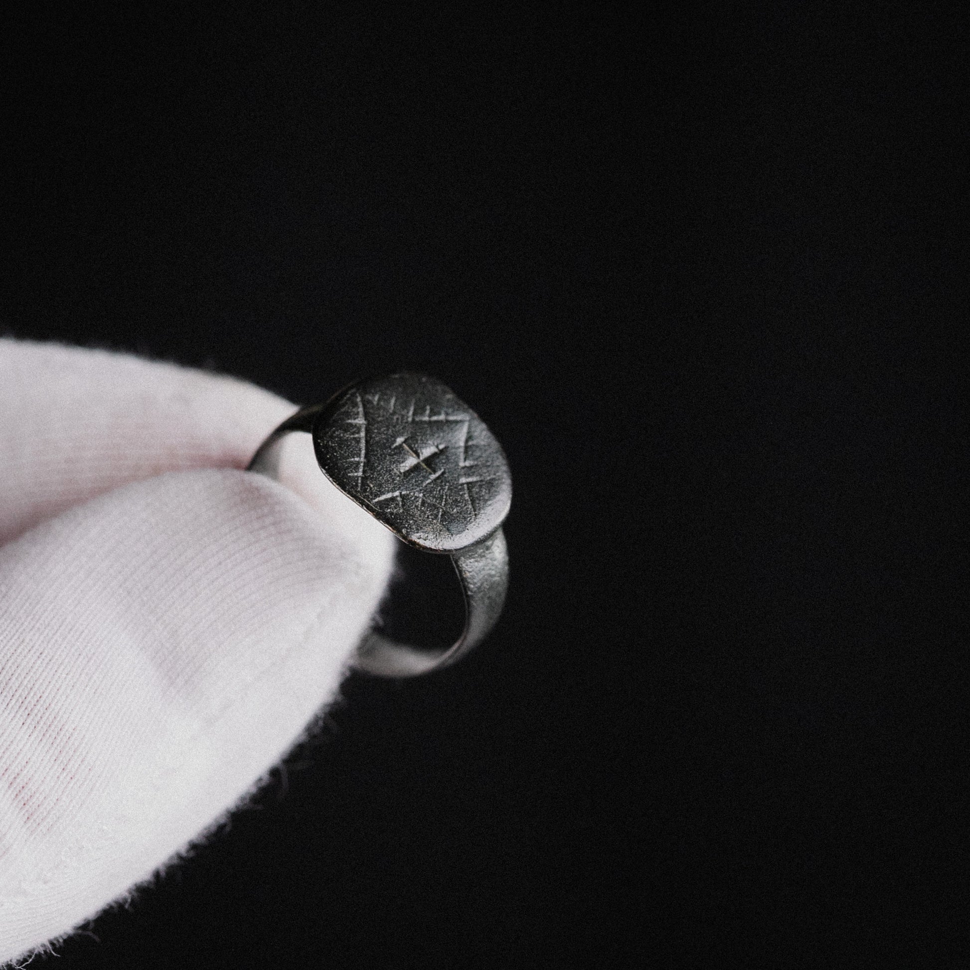 Medieval Bronze Signet Ring with Latin Cross Device – “Vigil” (11th–15th century AD) – EU 60 / US 9.25