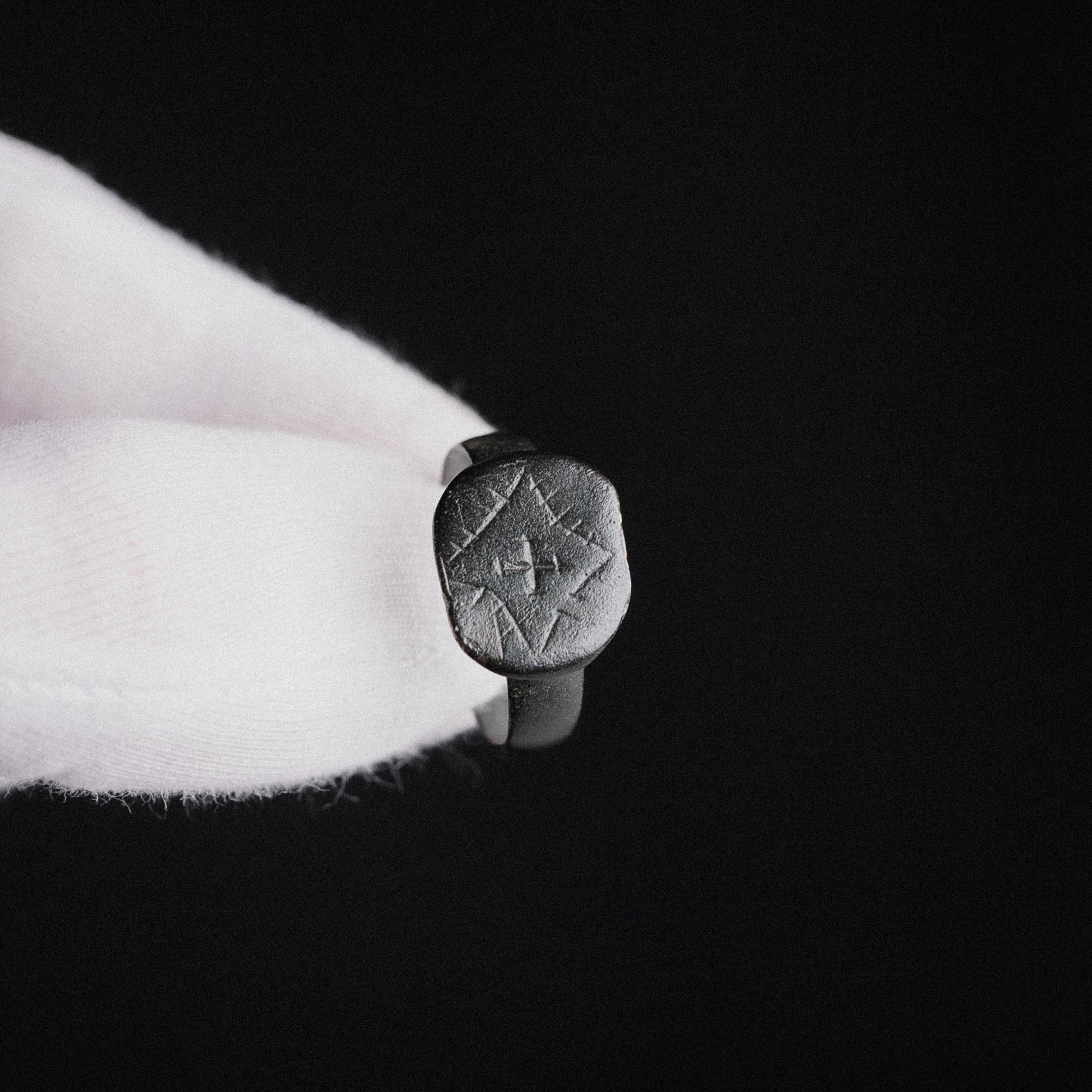 Medieval Bronze Signet Ring with Latin Cross Device – “Vigil” (11th–15th century AD) – EU 60 / US 9.25