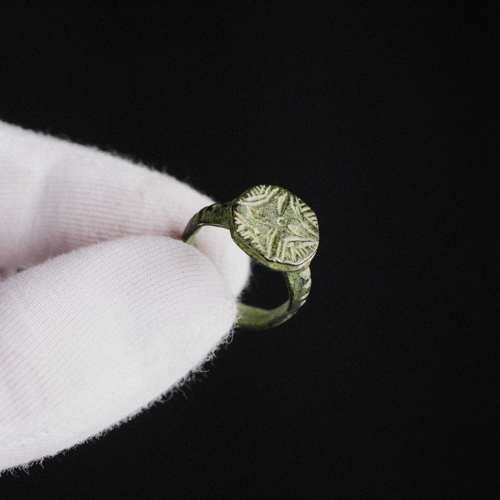 Medieval Signet Ring with Quatrefoil – “Wolfram” (13th–15th century AD) – EU 50 / US 5.25