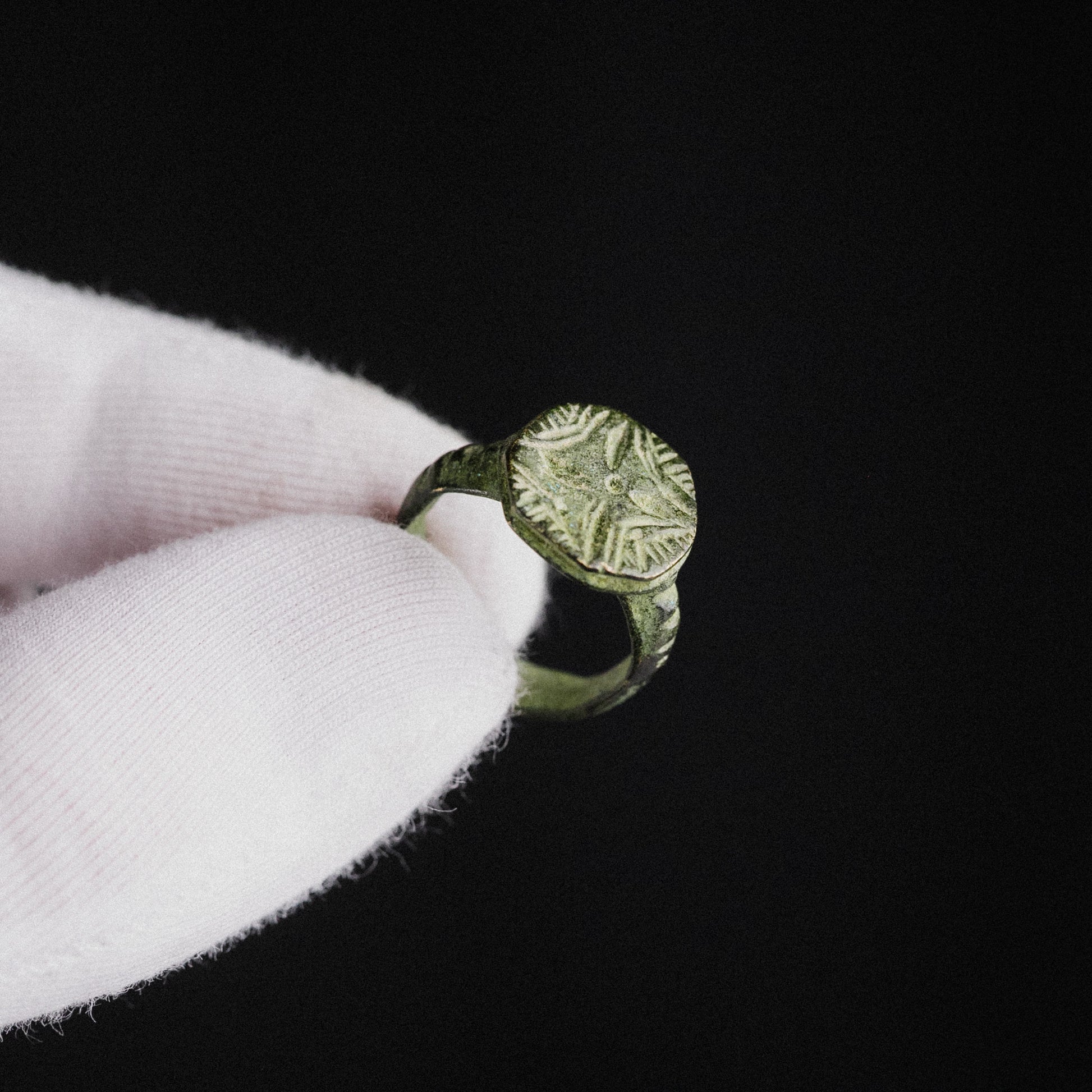 Medieval Signet Ring with Quatrefoil – “Wolfram” (13th–15th century AD) – EU 50 / US 5.25