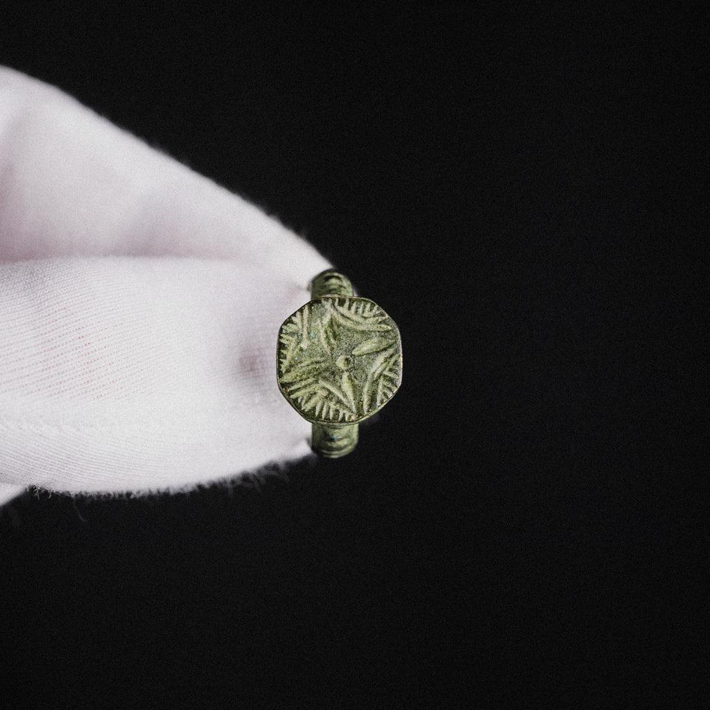 Medieval Signet Ring with Quatrefoil – “Wolfram” (13th–15th century AD) – EU 50 / US 5.25