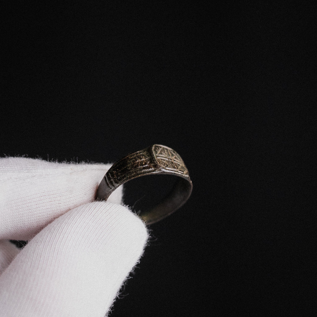 Medieval Bronze Signet Ring with Geometric Cross – “Eadric” (13th–15th century AD) – EU 61 / US 9.75