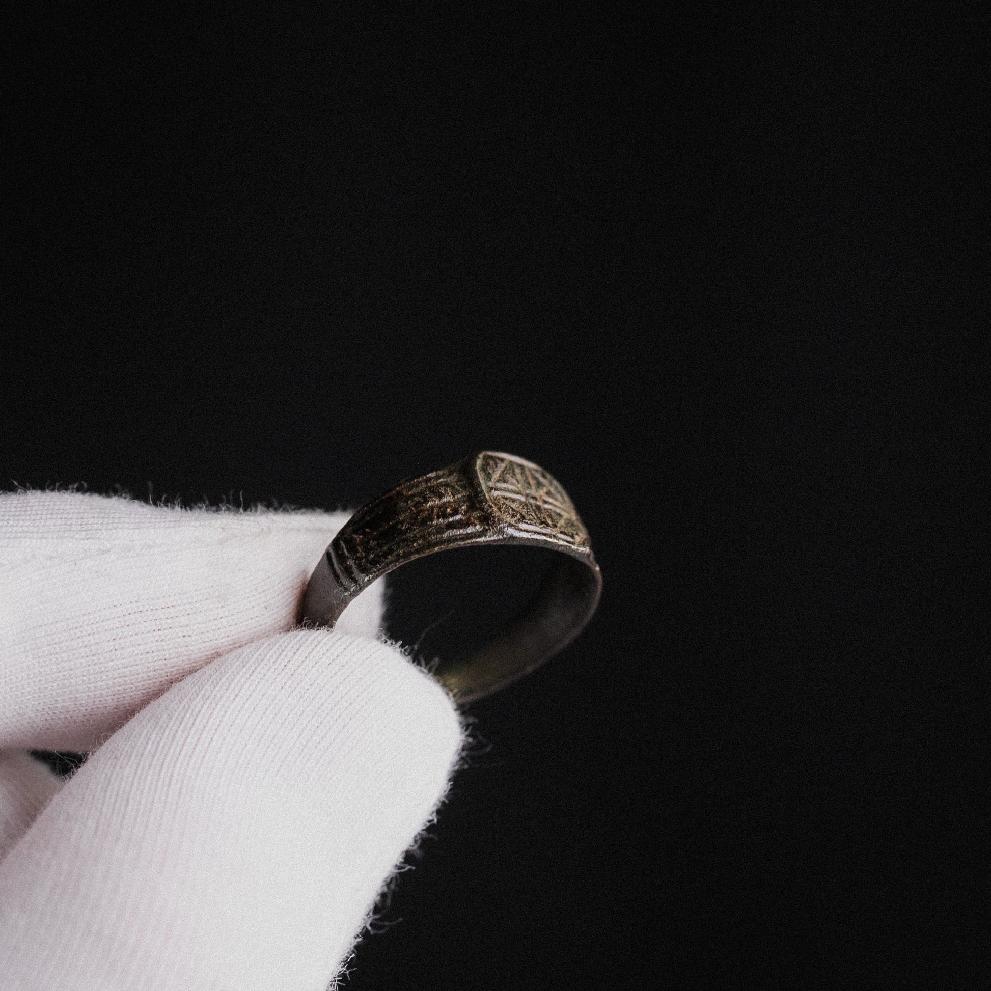 Medieval Bronze Signet Ring with Geometric Cross – “Eadric” (13th–15th century AD) – EU 61 / US 9.75