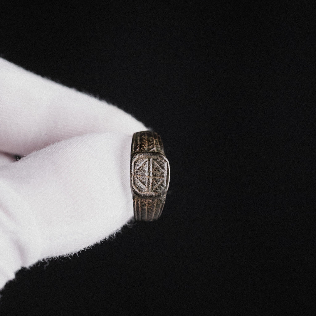 Medieval Bronze Signet Ring with Geometric Cross – “Eadric” (13th–15th century AD) – EU 61 / US 9.75