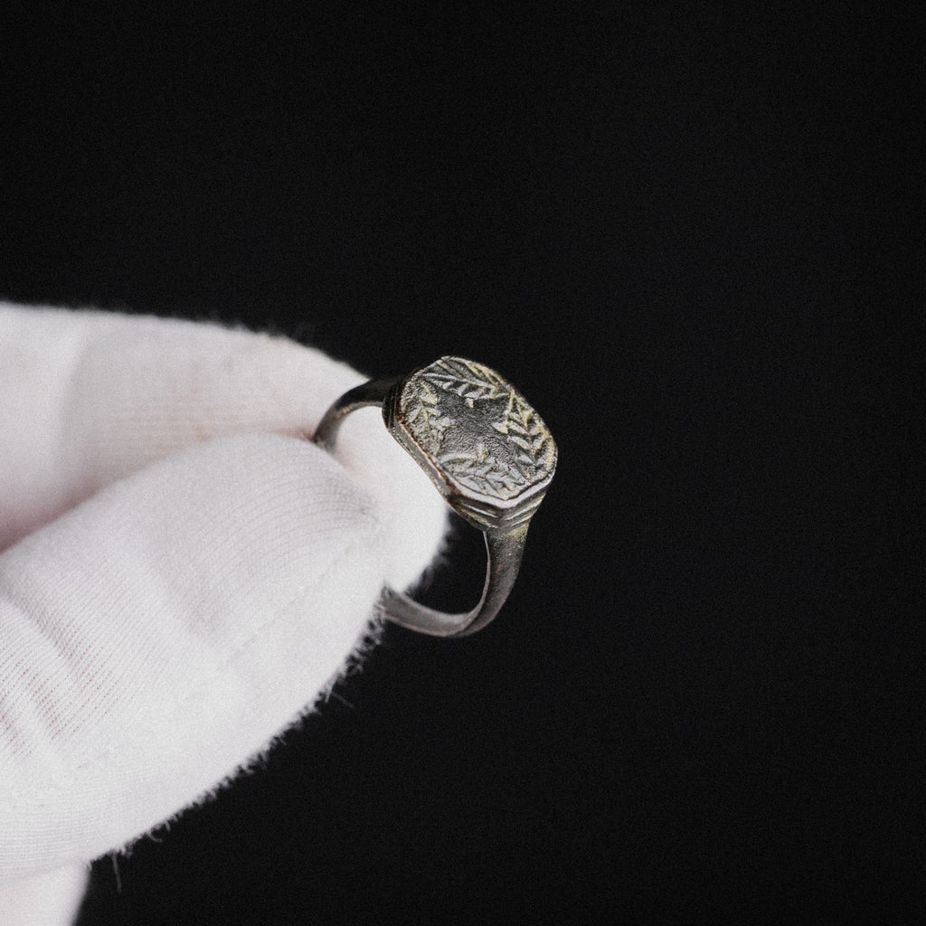 Early Medieval Bronze Signet Ring with Cross Motif – “Corvin” (8th–11th century AD) – EU 57 / US 8