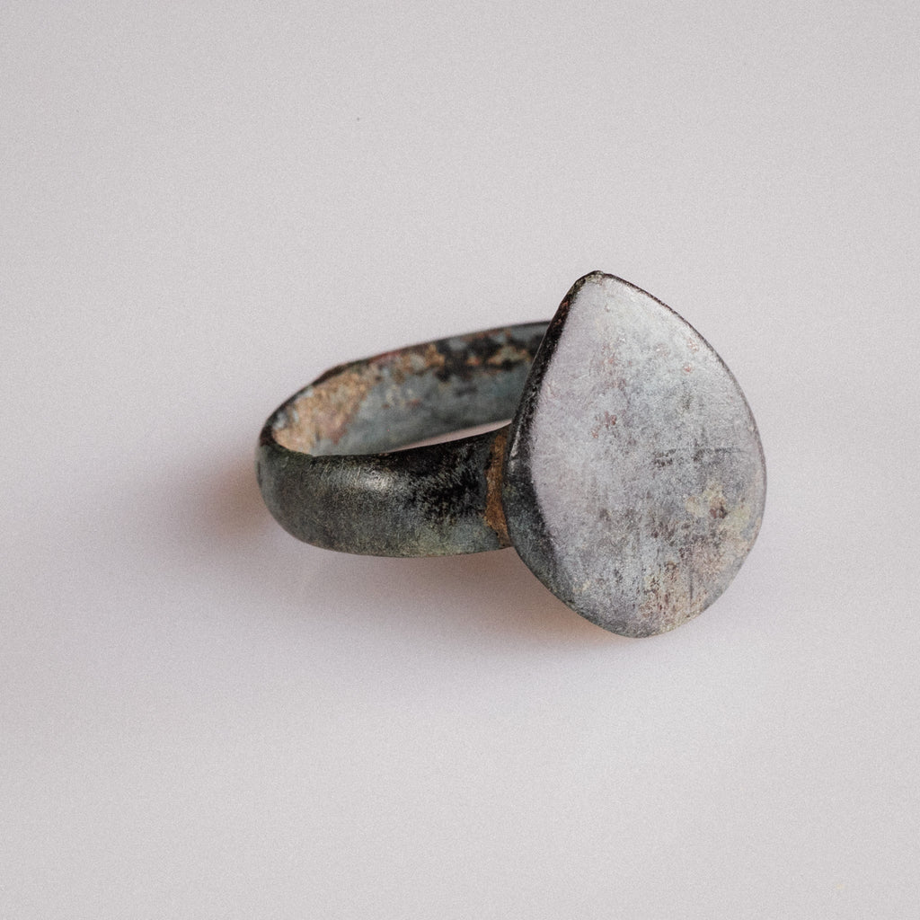 Medieval Bronze Signet Ring with Shield Bezel – “Scutum” (12th–14th century AD) – EU 57 / US 8