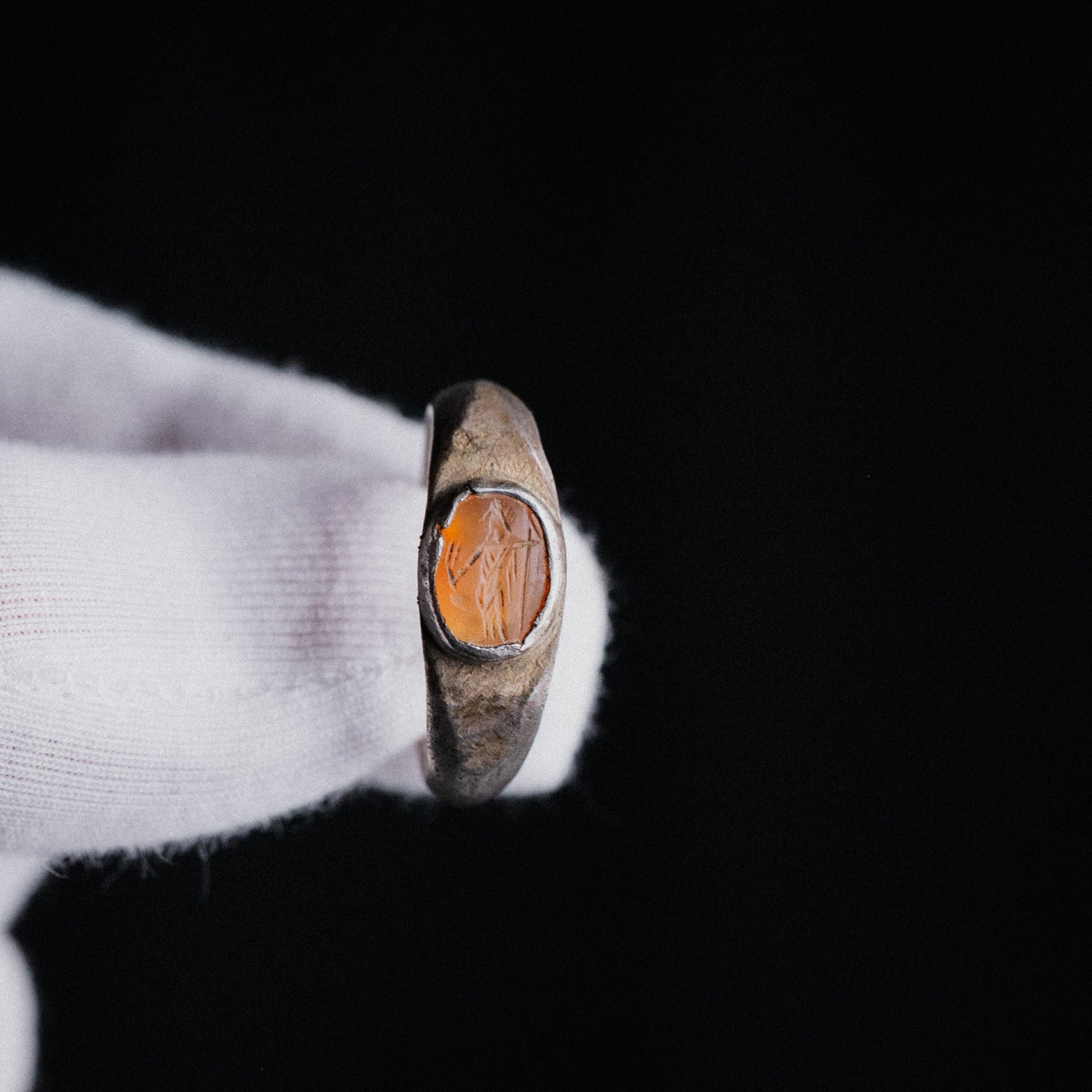 Roman Carnelian Intaglio Ring with Standing Goddess – “Victoria” (3rd–4th c. AD) – EU 60 / US 9.5