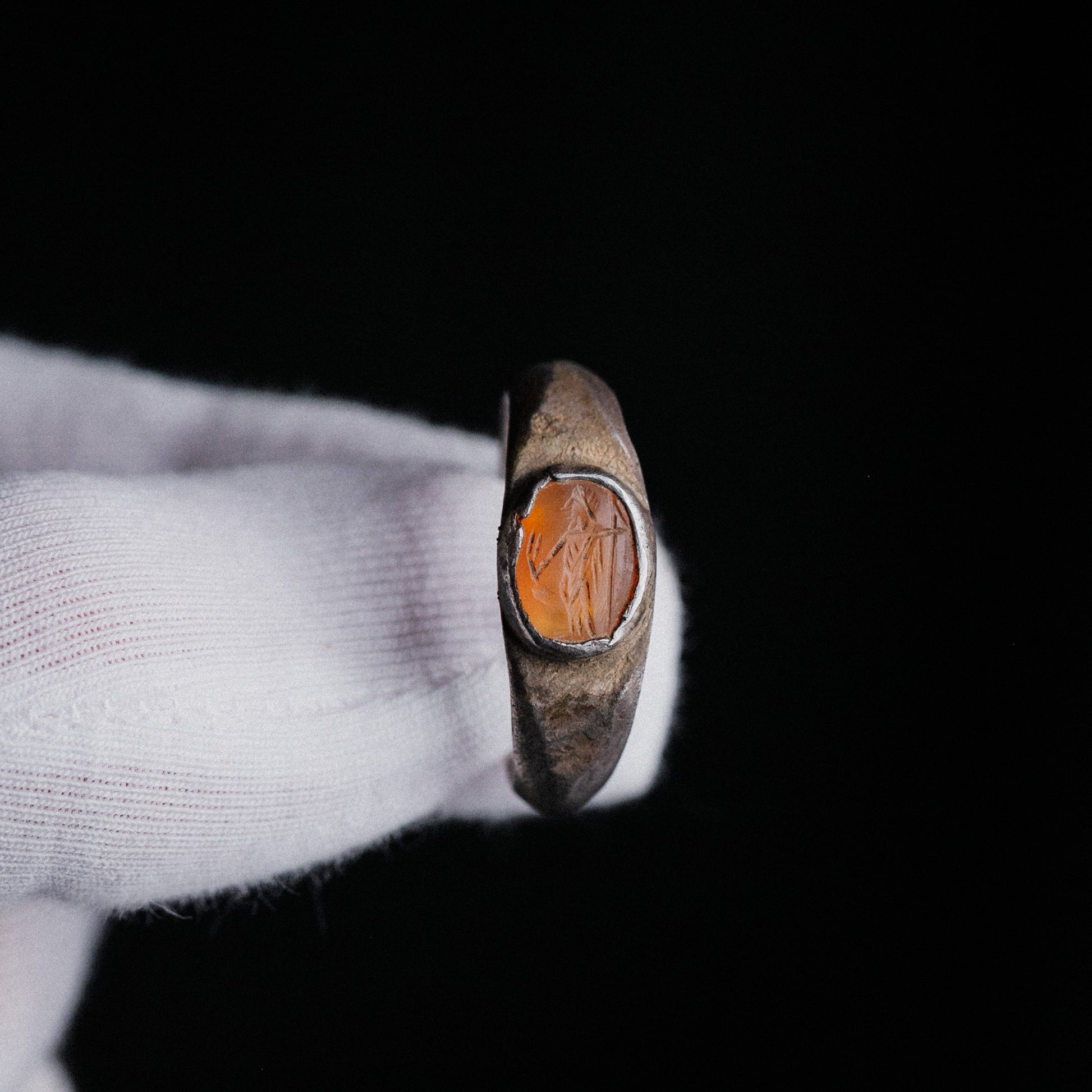 Roman Carnelian Intaglio Ring with Standing Goddess – “Victoria” (3rd–4th c. AD) – EU 60 / US 9.5