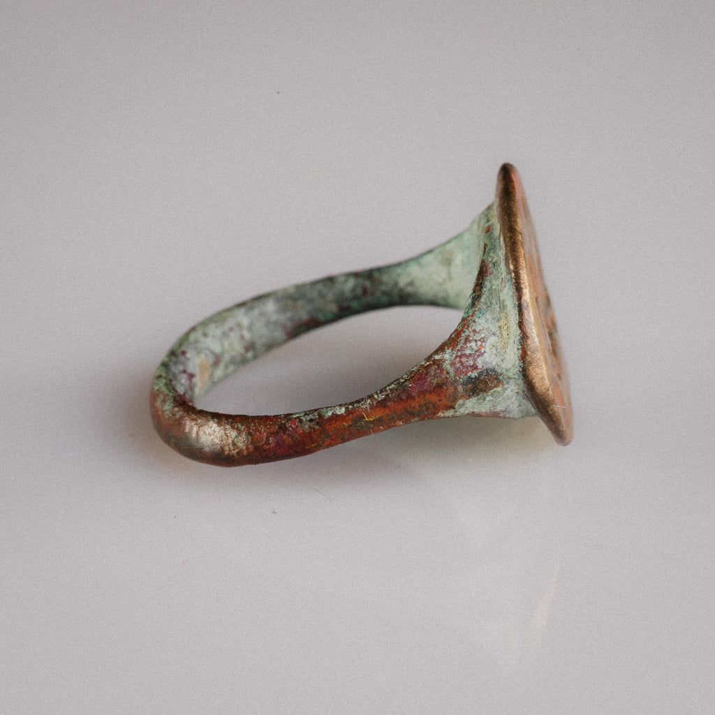 Roman Bronze Ring with Engraved Running Feline – “Panthera” (2nd–3rd century AD) – EU 57 / US 8