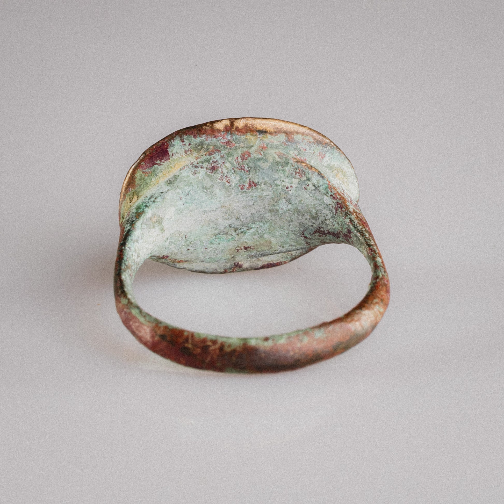 Roman Bronze Ring with Engraved Running Feline – “Panthera” (2nd–3rd century AD) – EU 57 / US 8
