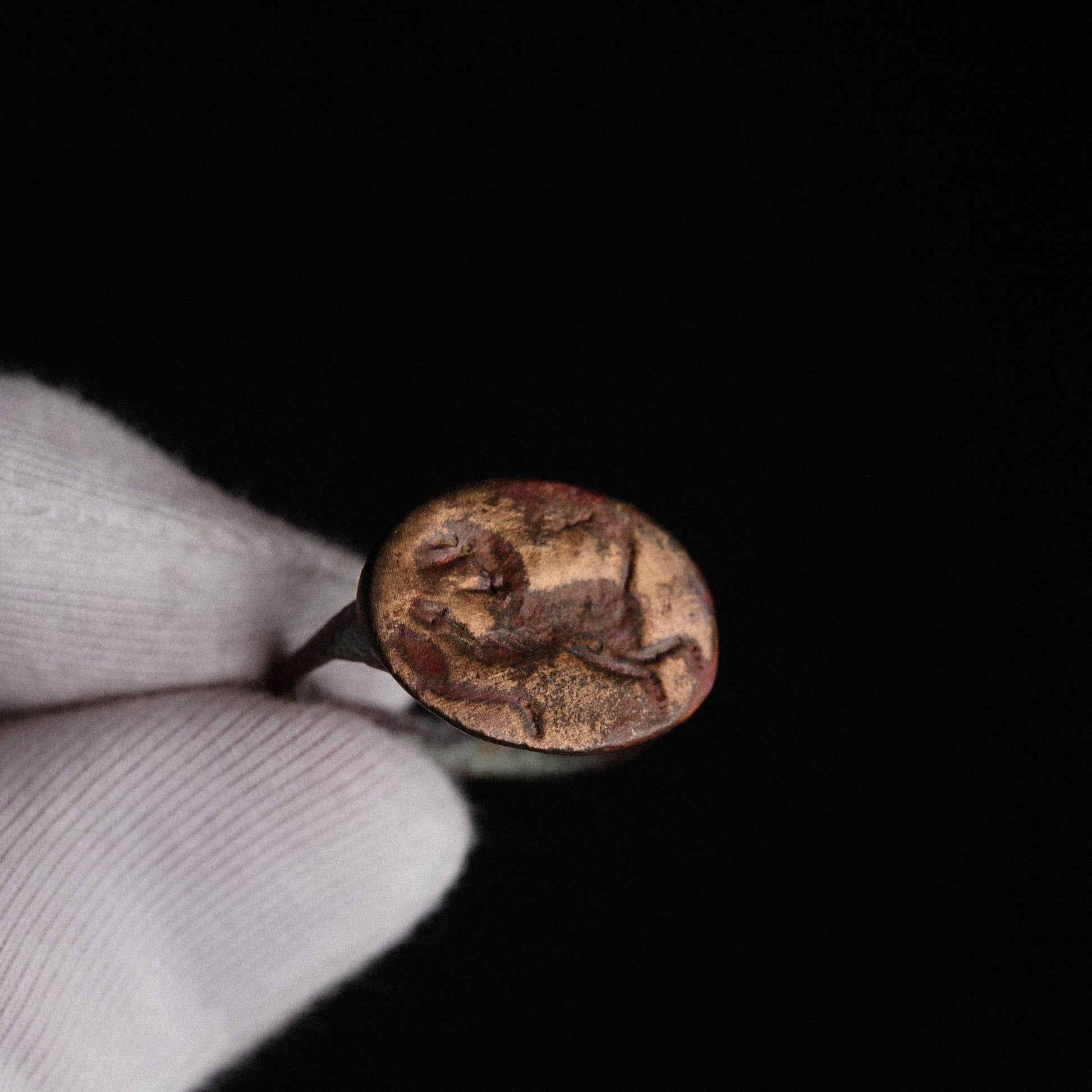 Roman Bronze Ring with Engraved Running Feline – “Panthera” (2nd–3rd century AD) – EU 57 / US 8