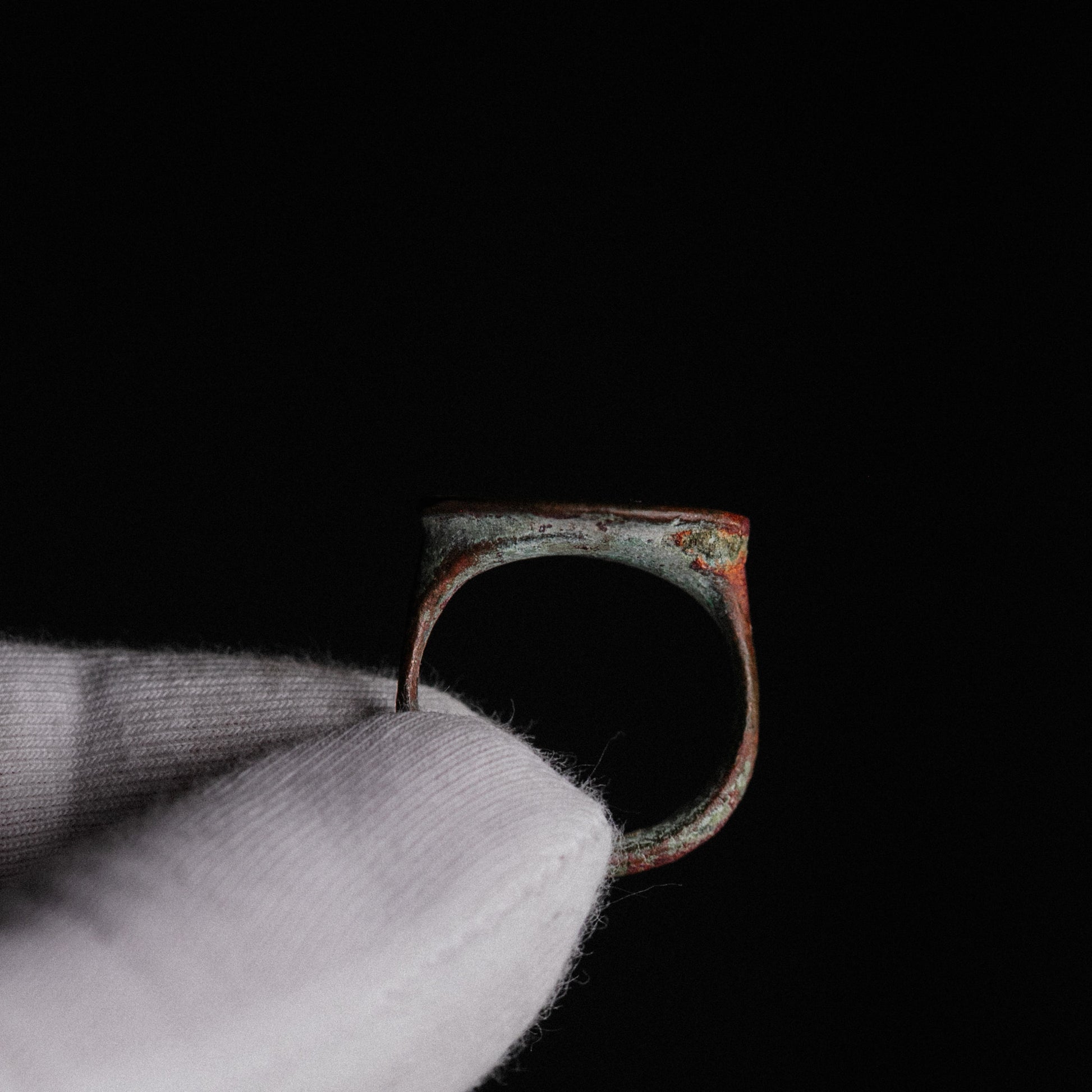 Roman Bronze Ring with Engraved Running Feline – “Panthera” (2nd–3rd century AD) – EU 57 / US 8