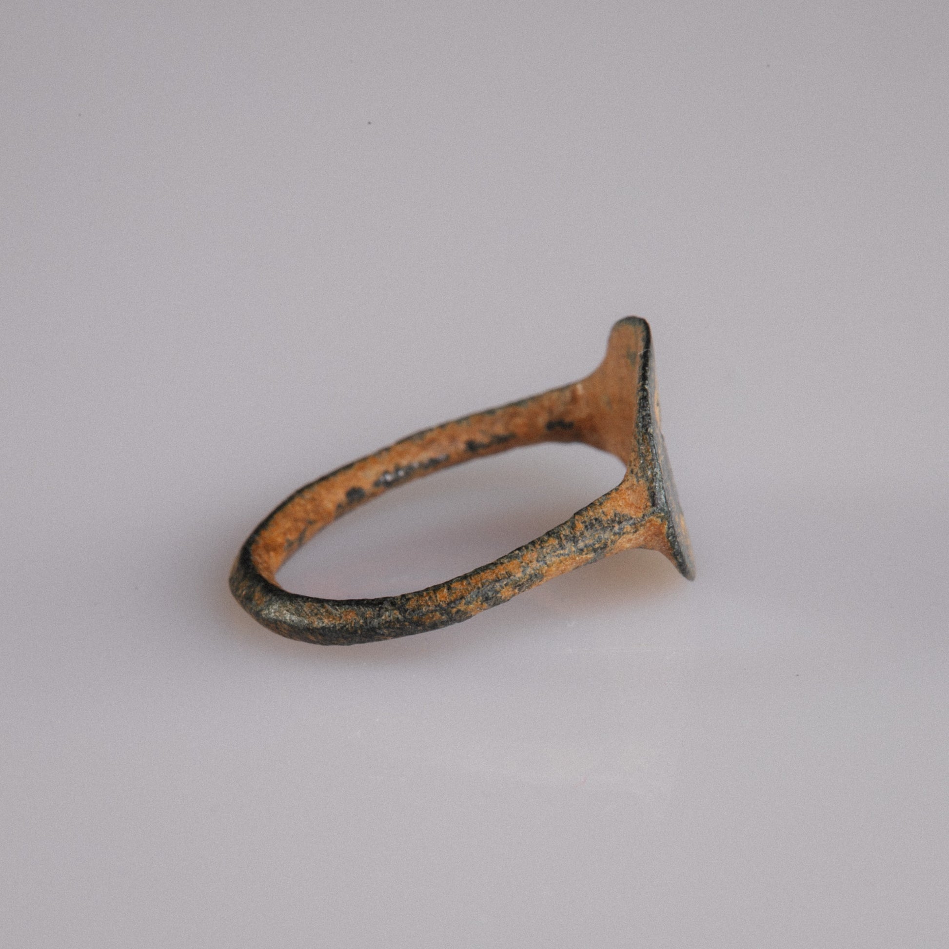 Roman Bronze Ring with Engraved Lion Motif – “Leo” (2nd–3rd century AD) – EU 49 / US 5