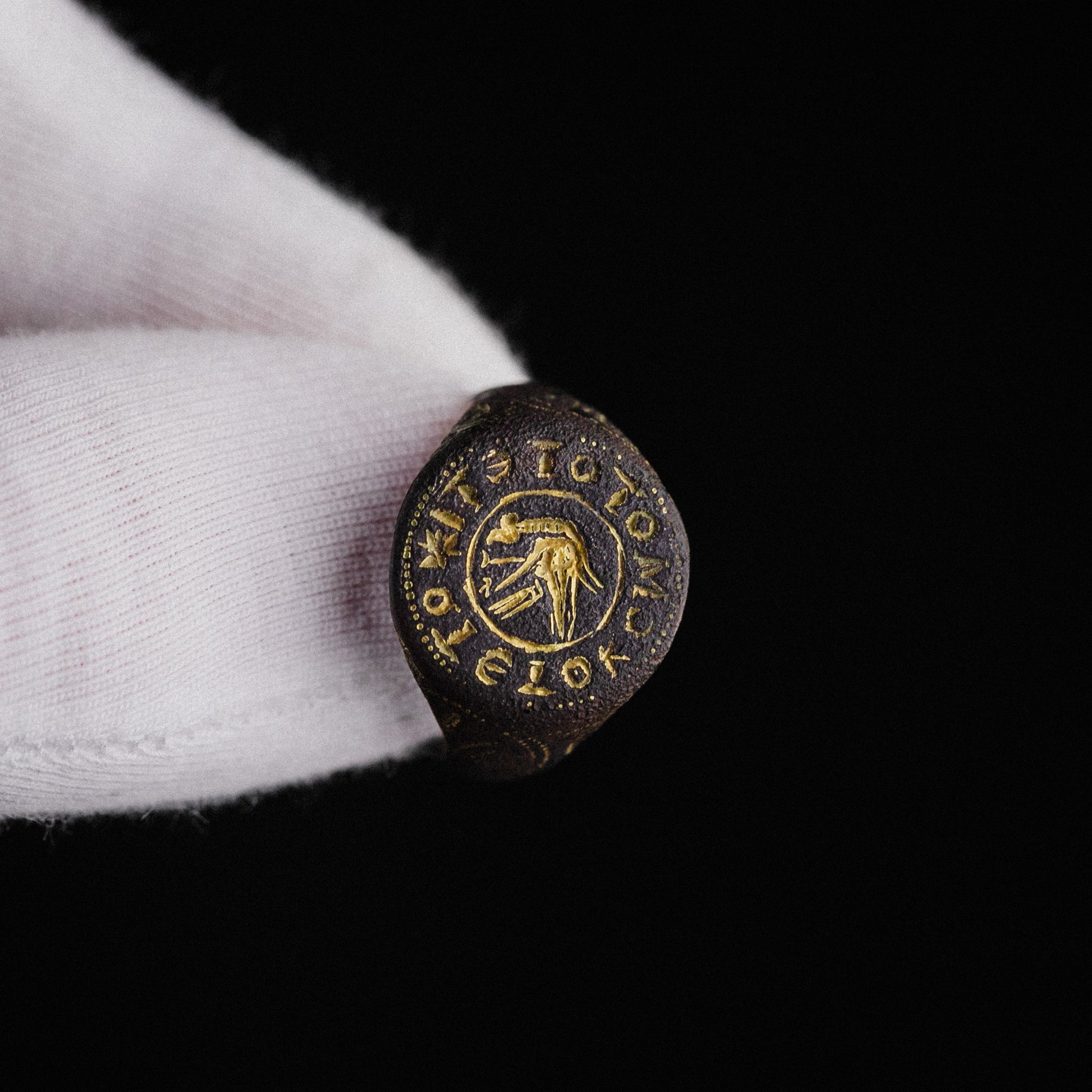 Byzantine Bronze Ring with Gold Inlay Bird Motif – “Geranos” (9th–11th c. AD) – EU 57 / US 8