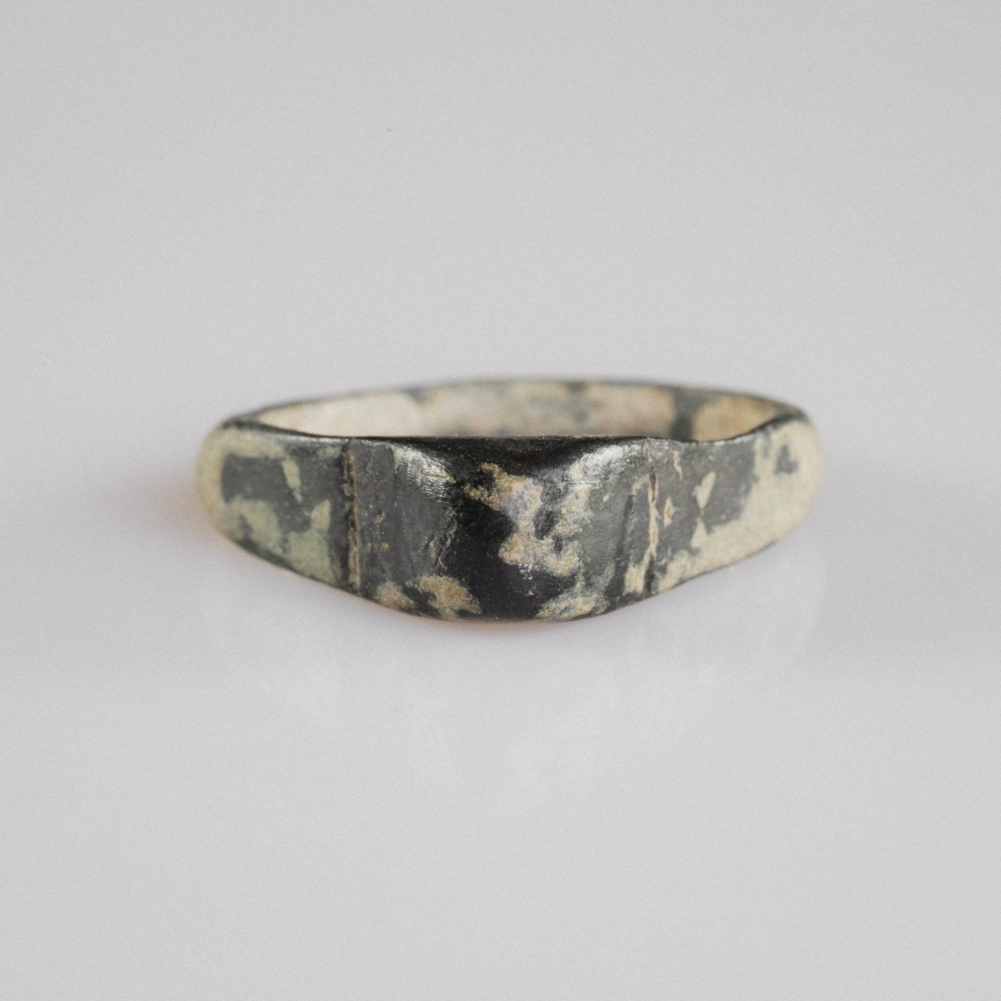 Roman bronze signet ring Numeria, front view of rectangular bezel with incised monogram
