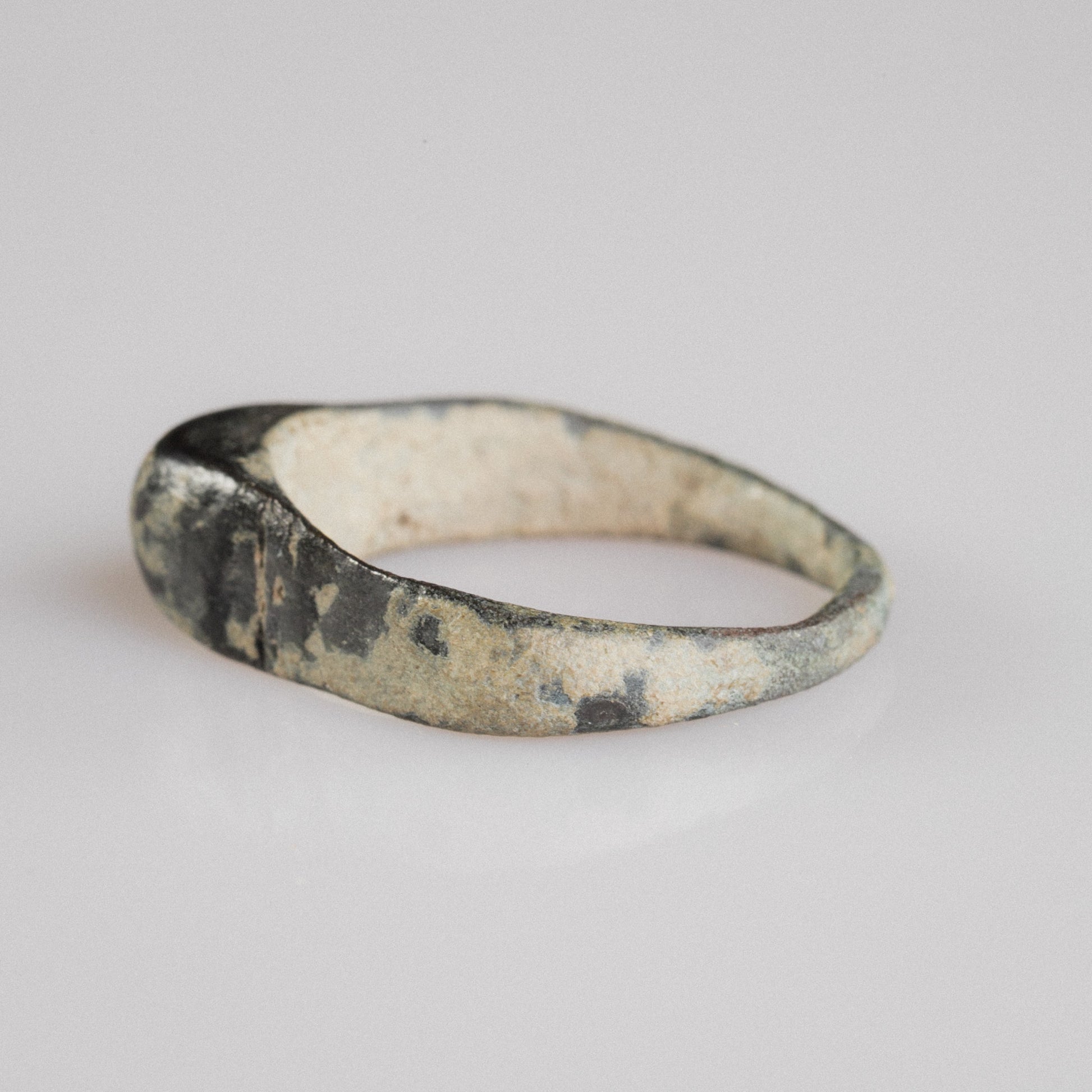 Roman bronze ring Numeria, angled view of rectangular bezel with faint incised strokes