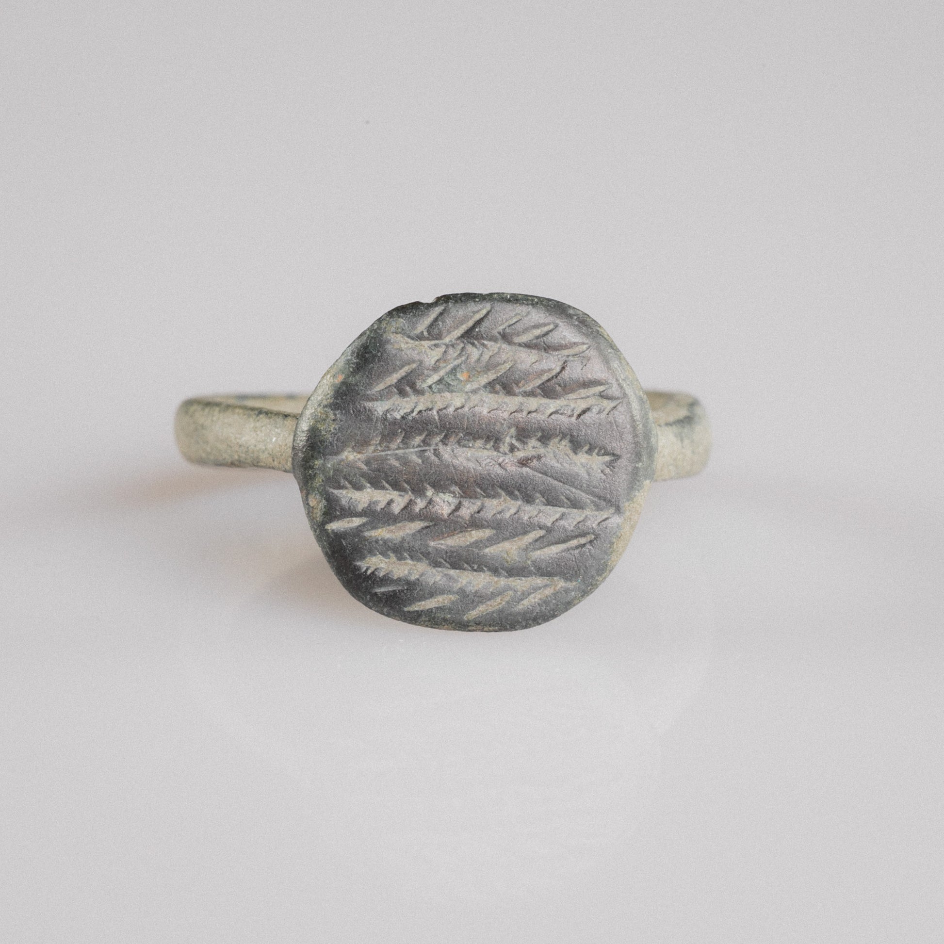 Late Roman bronze ring Frondis with hand-incised herringbone bezel, top view