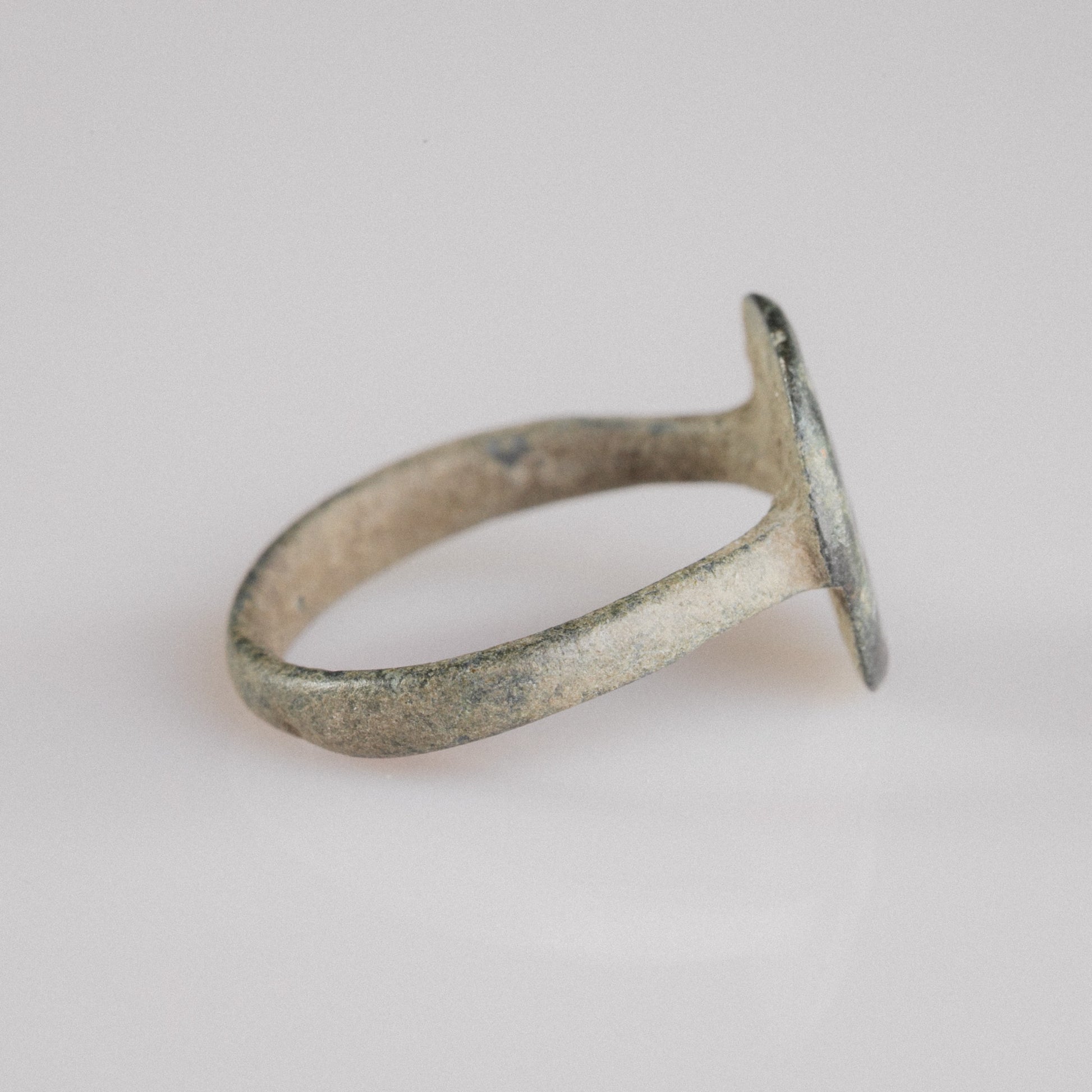 Roman bronze ring Frondis, side profile showing integral cast bezel and D-section hoop