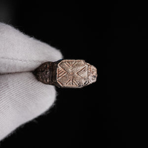 Top view of Vasilisa medieval silver ring with engraved compass-rose star motif on octagonal bezel