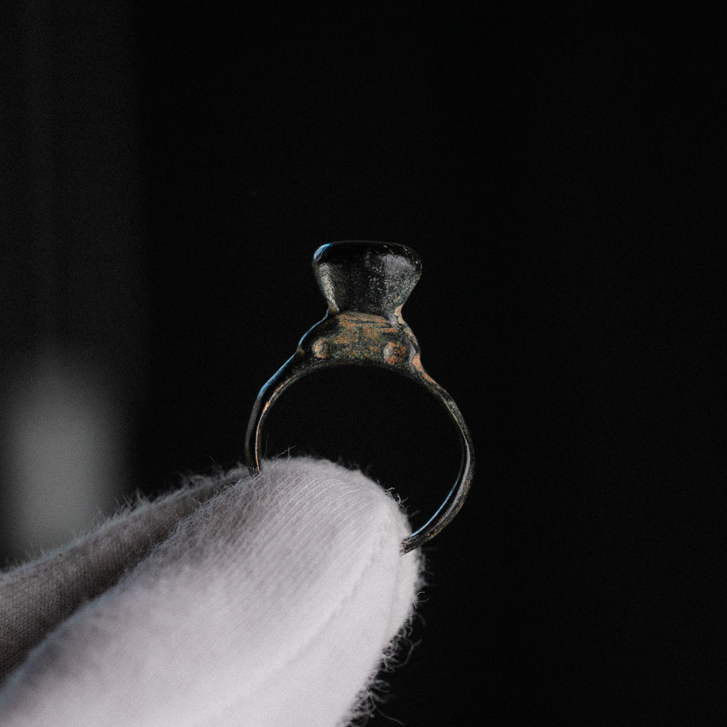 Roman bronze ring Numerius Magnus front view with flat circular bezel and integral cast shoulders