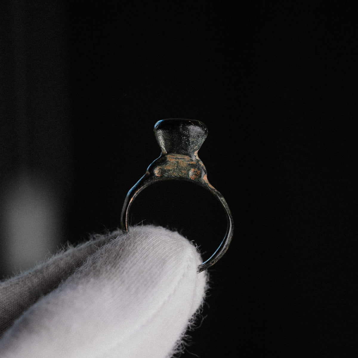 Roman bronze ring Numerius Magnus front view with flat circular bezel and integral cast shoulders