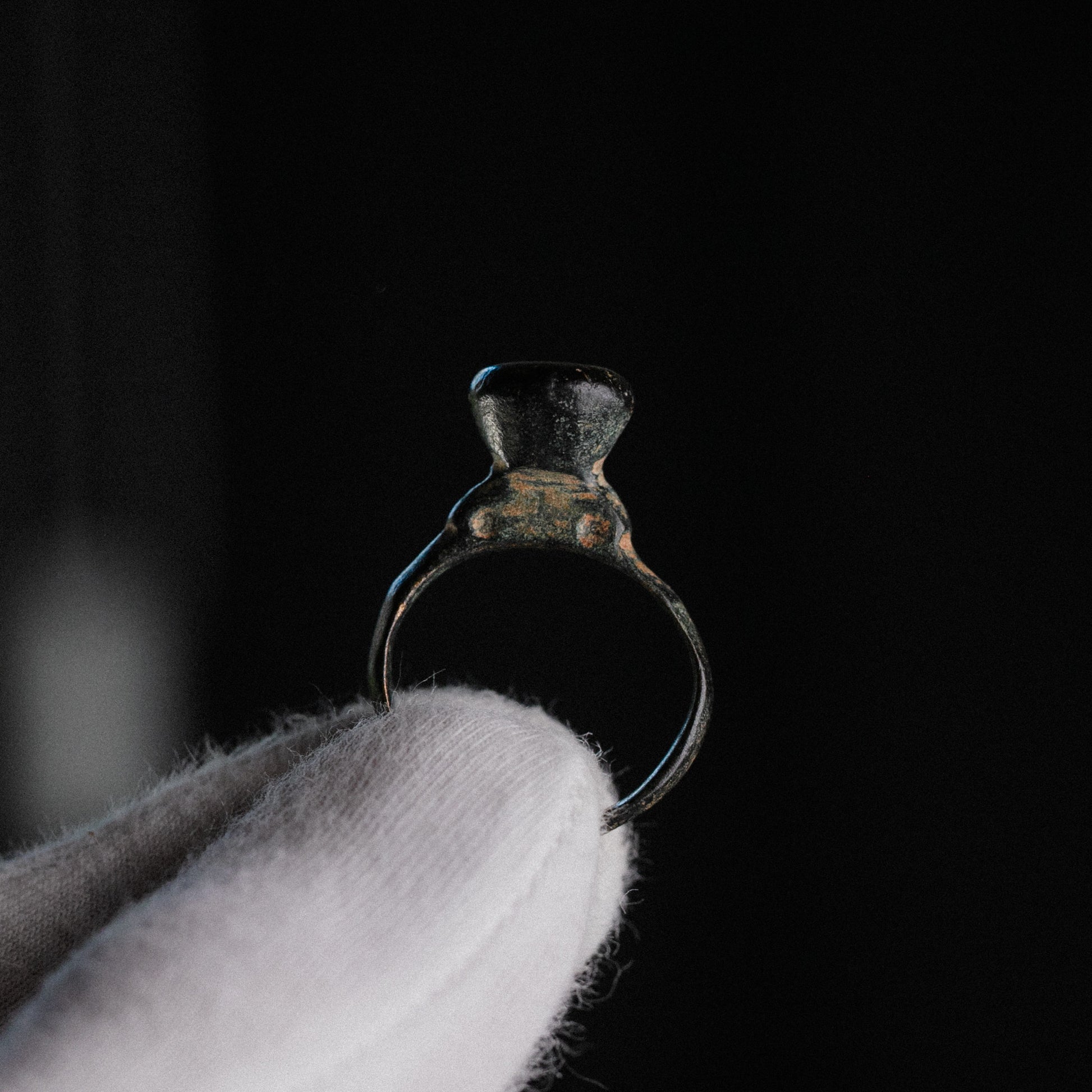 Roman bronze ring Numerius Magnus front view with flat circular bezel and integral cast shoulders