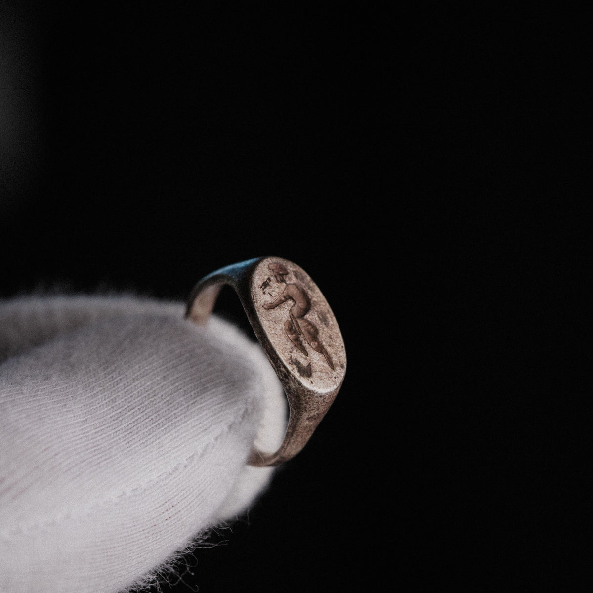 Side profile of Roman silver signet ring Faunus showing D-section hoop and sloping shoulders
