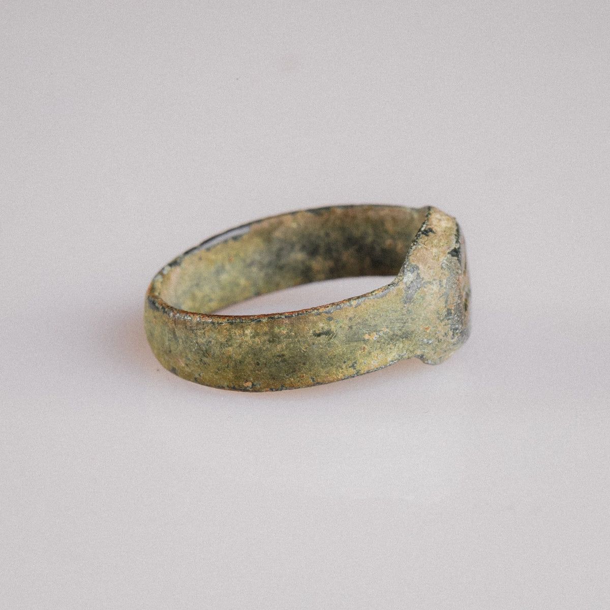 Reverse side of Numerius Faber Roman bronze ring showing tapering flat-band hoop