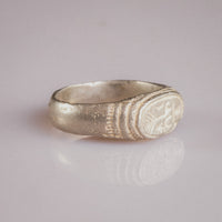 Medieval silver signet ring Merrick, side view revealing grooved shoulder decoration and patina