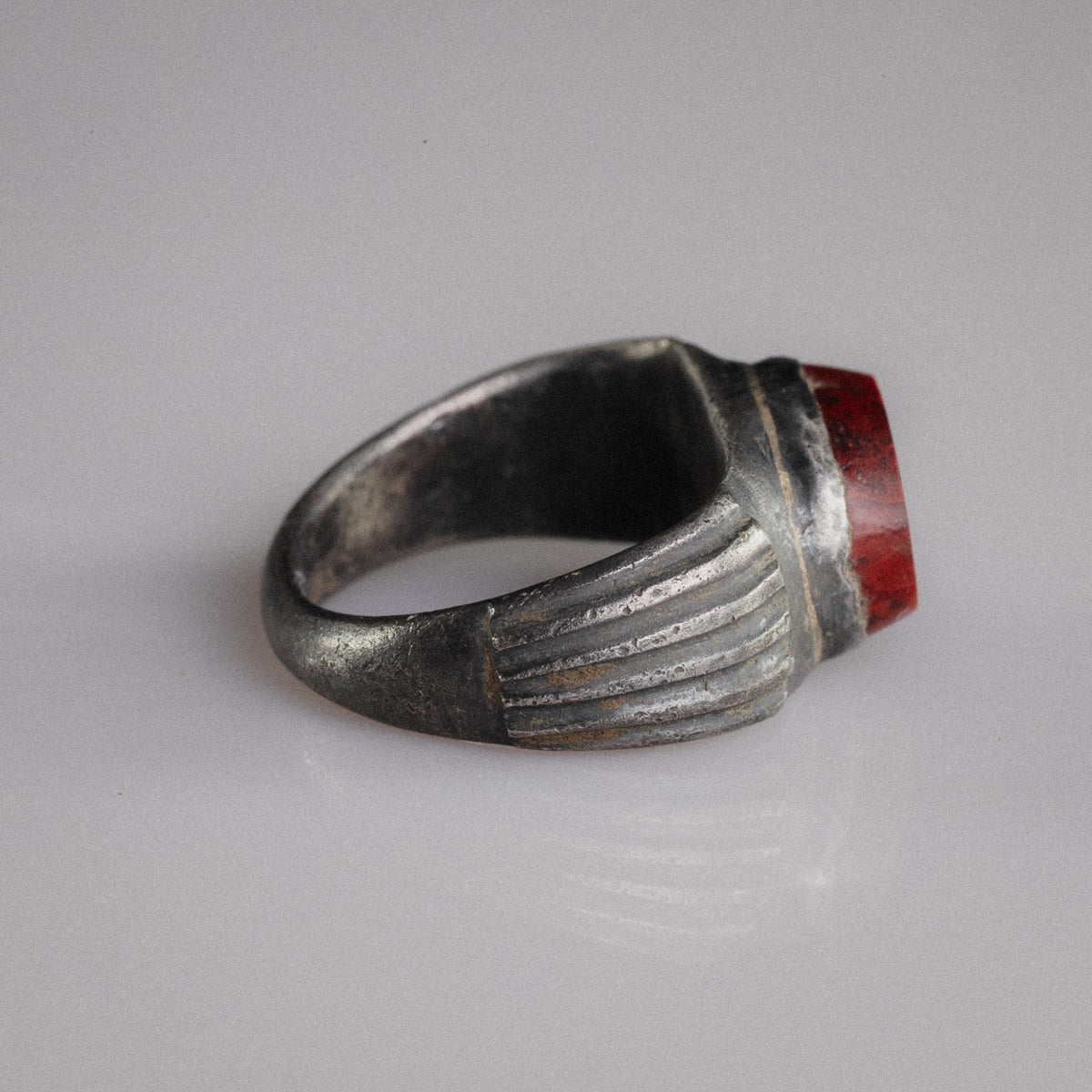 Side profile of Roman silver ring Fortunata revealing parallel-fluted shoulders and box bezel