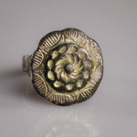 Islamic silver parcel-gilt ring Gulizar with whirling rosette bezel, top view