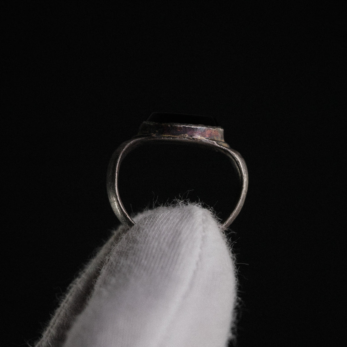 Profile of Roman silver ring Numerius Aquilus showing stone setting and collet edge