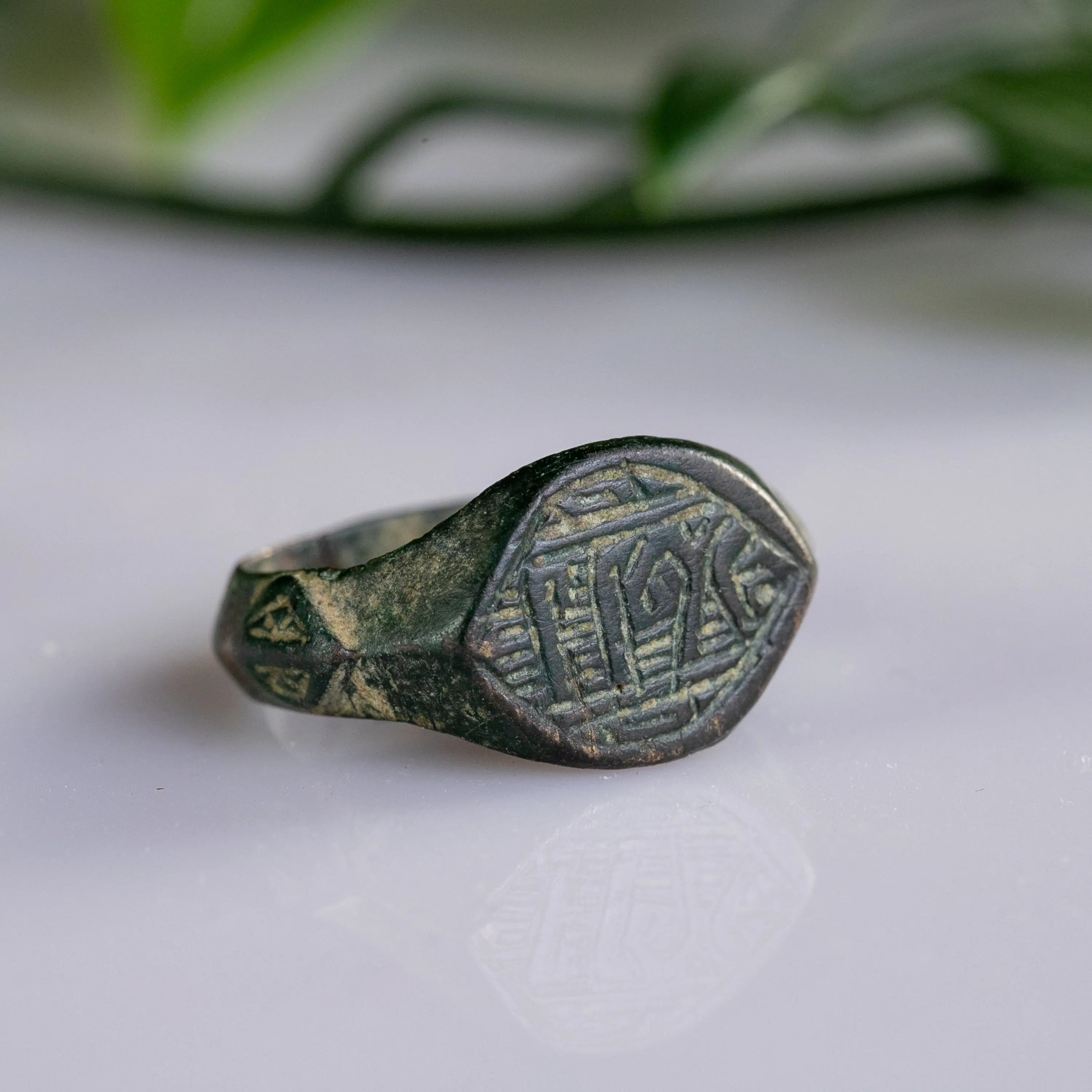 Islamic Bronze Signet Ring with Kufic Inscription – “Yusuf” (12th–15th c. AD) – EU 60 / US 9,25 Aurora Antiqua