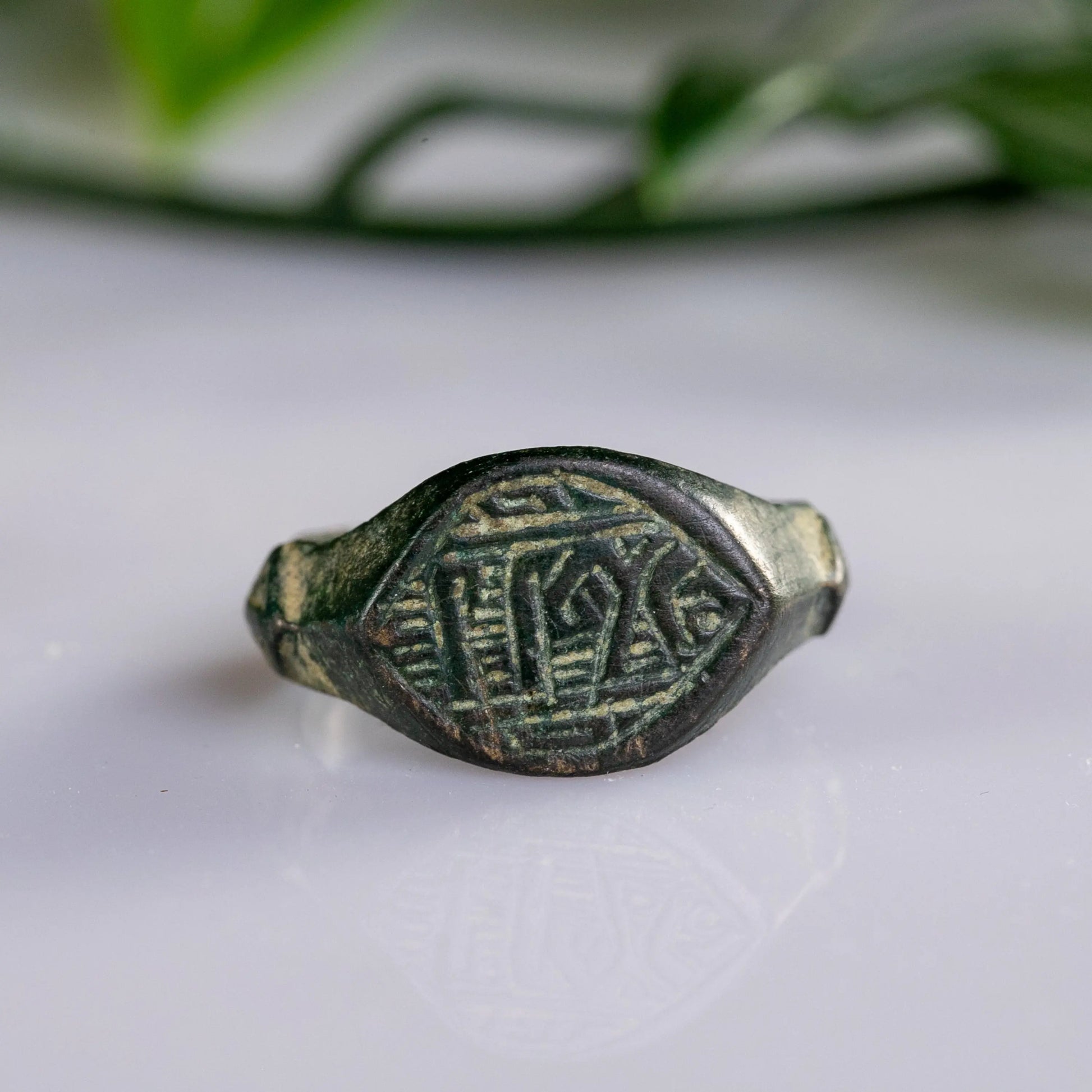 Islamic Bronze Signet Ring with Kufic Inscription – “Yusuf” (12th–15th c. AD) – EU 60 / US 9,25 Aurora Antiqua