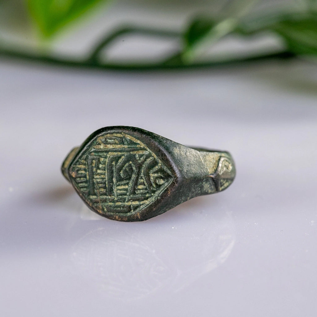 Islamic Bronze Signet Ring with Kufic Inscription – “Yusuf” (12th–15th c. AD) – EU 60 / US 9,25 Aurora Antiqua