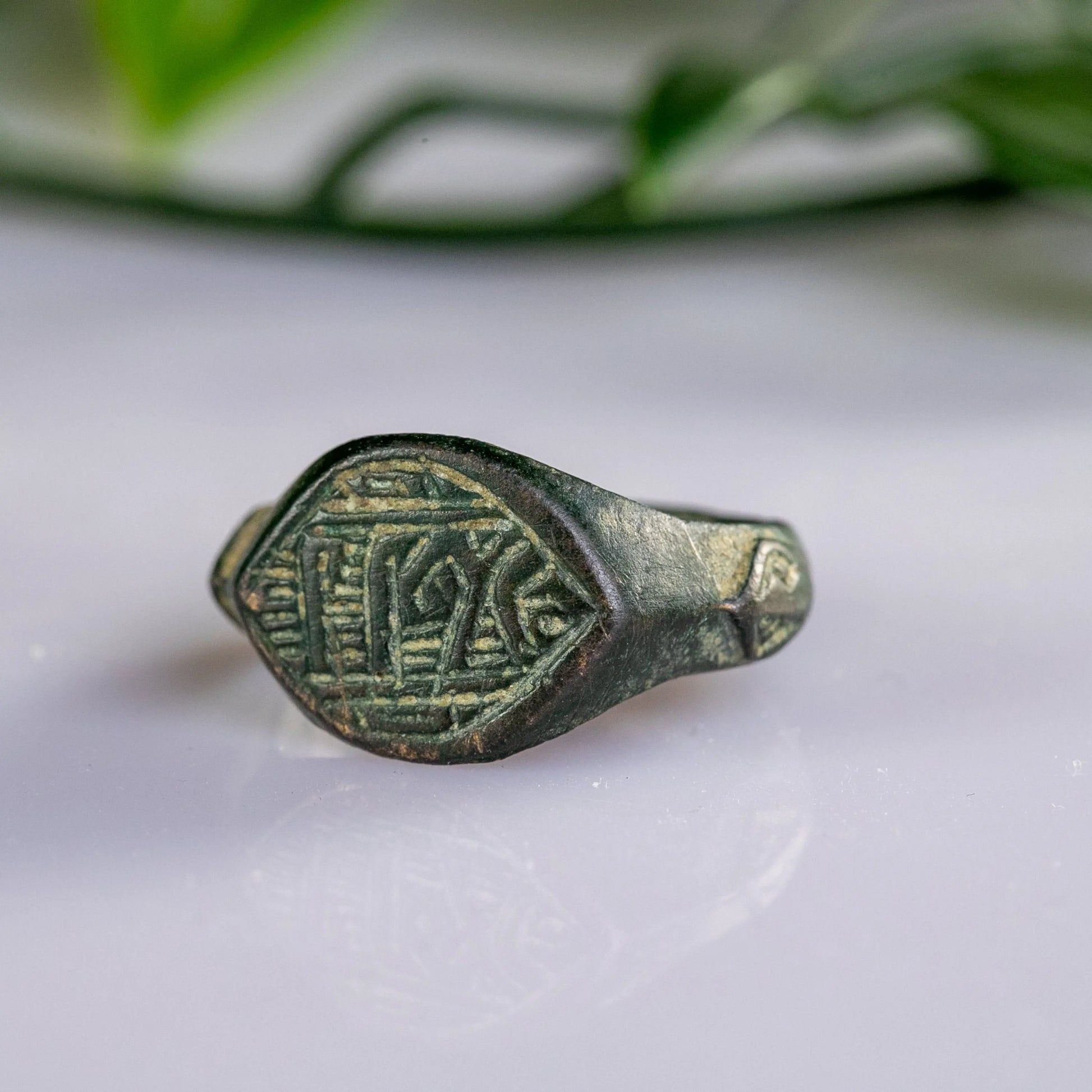 Islamic Bronze Signet Ring with Kufic Inscription – “Yusuf” (12th–15th c. AD) – EU 60 / US 9,25 Aurora Antiqua