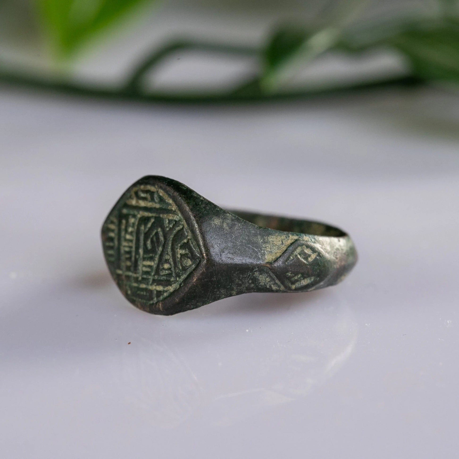Islamic Bronze Signet Ring with Kufic Inscription – “Yusuf” (12th–15th c. AD) – EU 60 / US 9,25 Aurora Antiqua