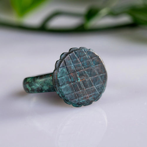 Bronze Ring with Scalloped Bezel & Cross-Hatched Design – “Theodorus” (3rd–7th c. AD) – EU 57 / US 8.5 Aurora Antiqua